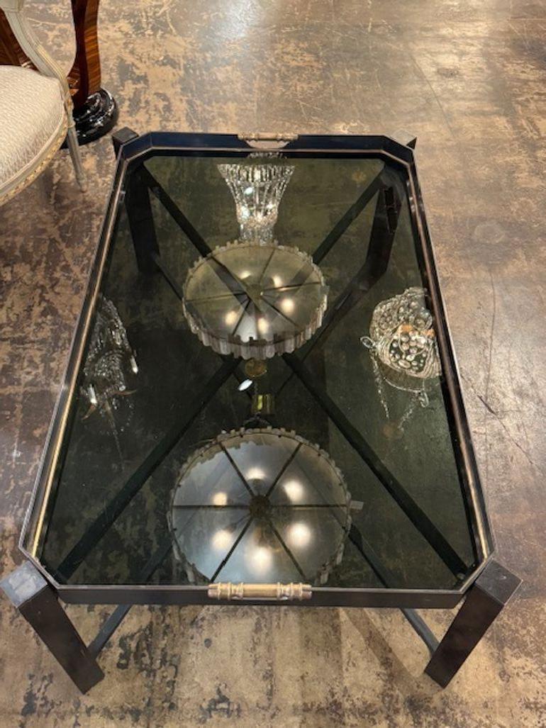 Mesa baja moderna de mediados de siglo de acero y latón con tapa de cristal en Bueno estado para la venta en Dallas, TX