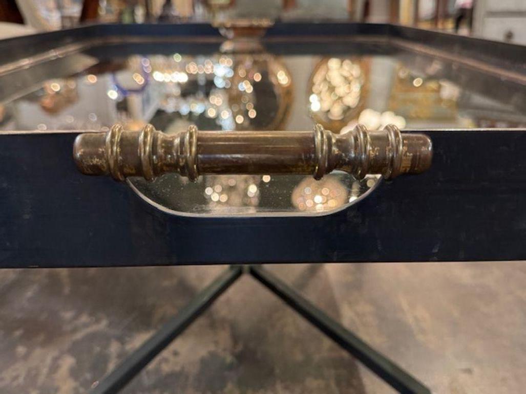 Mesa baja moderna de mediados de siglo de acero y latón con tapa de cristal siglo XX en venta