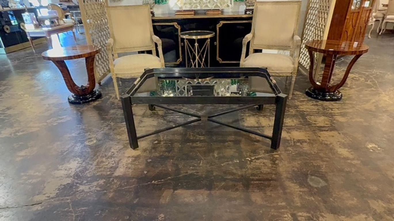 Mesa baja moderna de mediados de siglo de acero y latón con tapa de cristal en venta 1