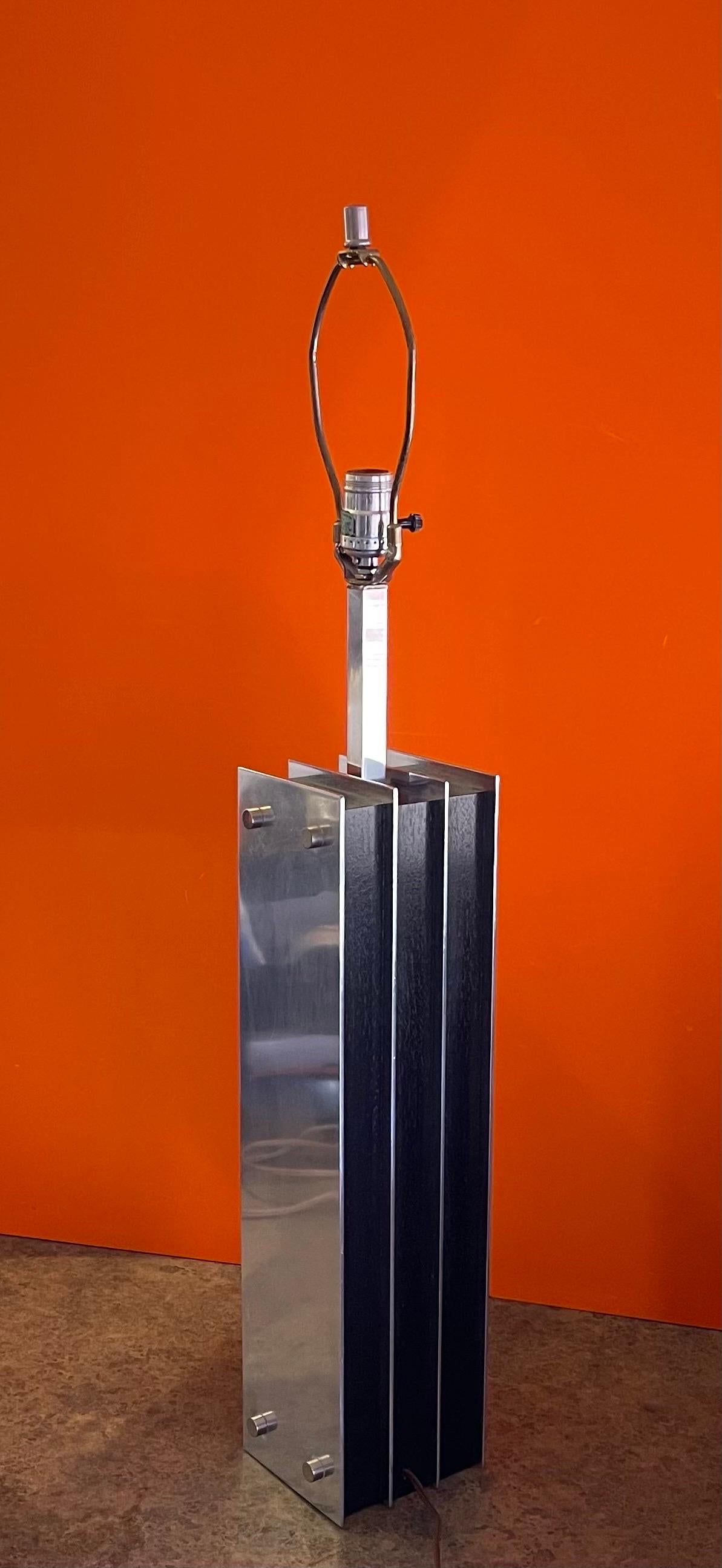 20ième siècle Lampe de bureau à colonne en acier et bois ébénisé, moderne du milieu du siècle dernier, par Laurel Lamp Co. en vente