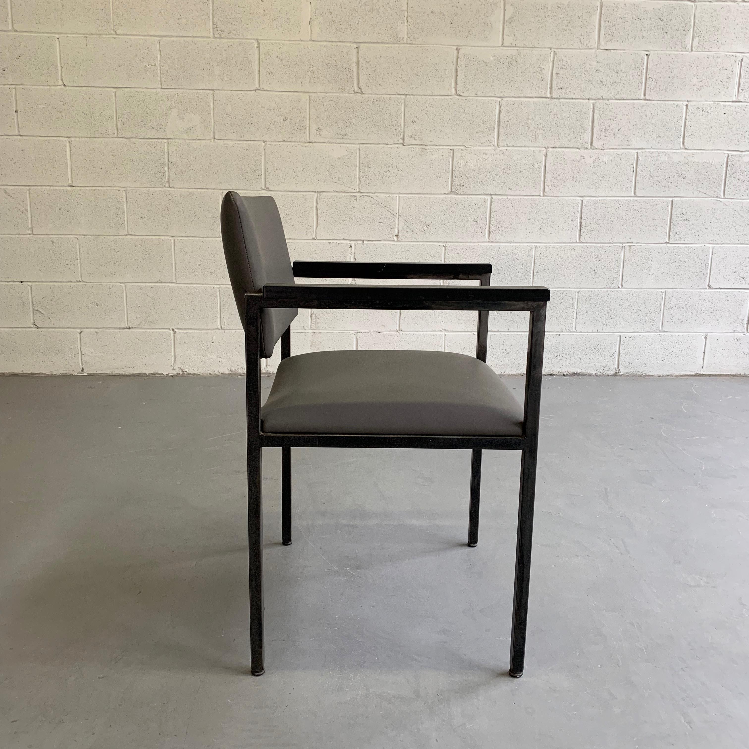 Américain Fauteuil en cuir à structure en acier, moderne du milieu du siècle dernier en vente