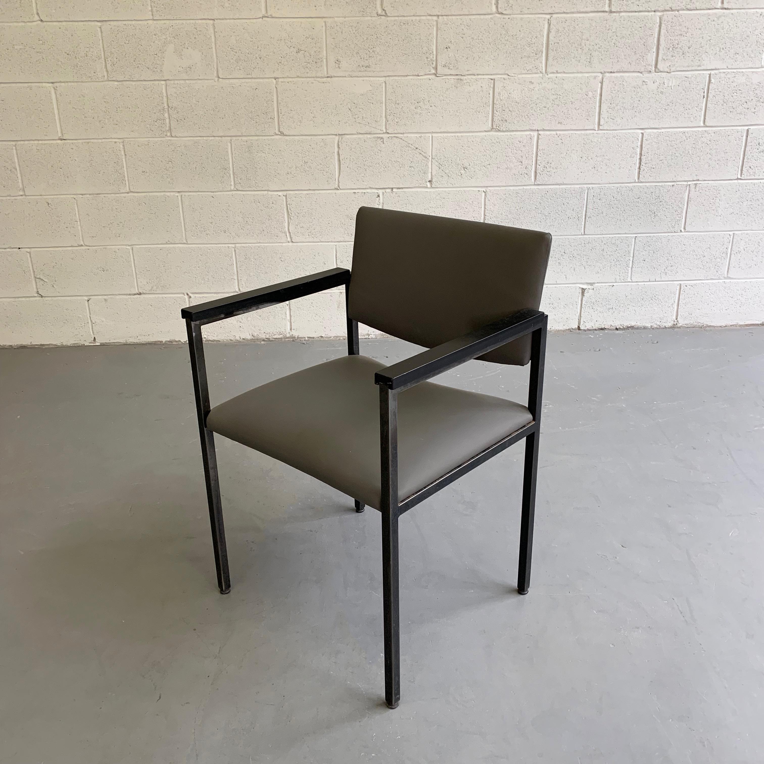 Cuir Fauteuil en cuir à structure en acier, moderne du milieu du siècle dernier en vente