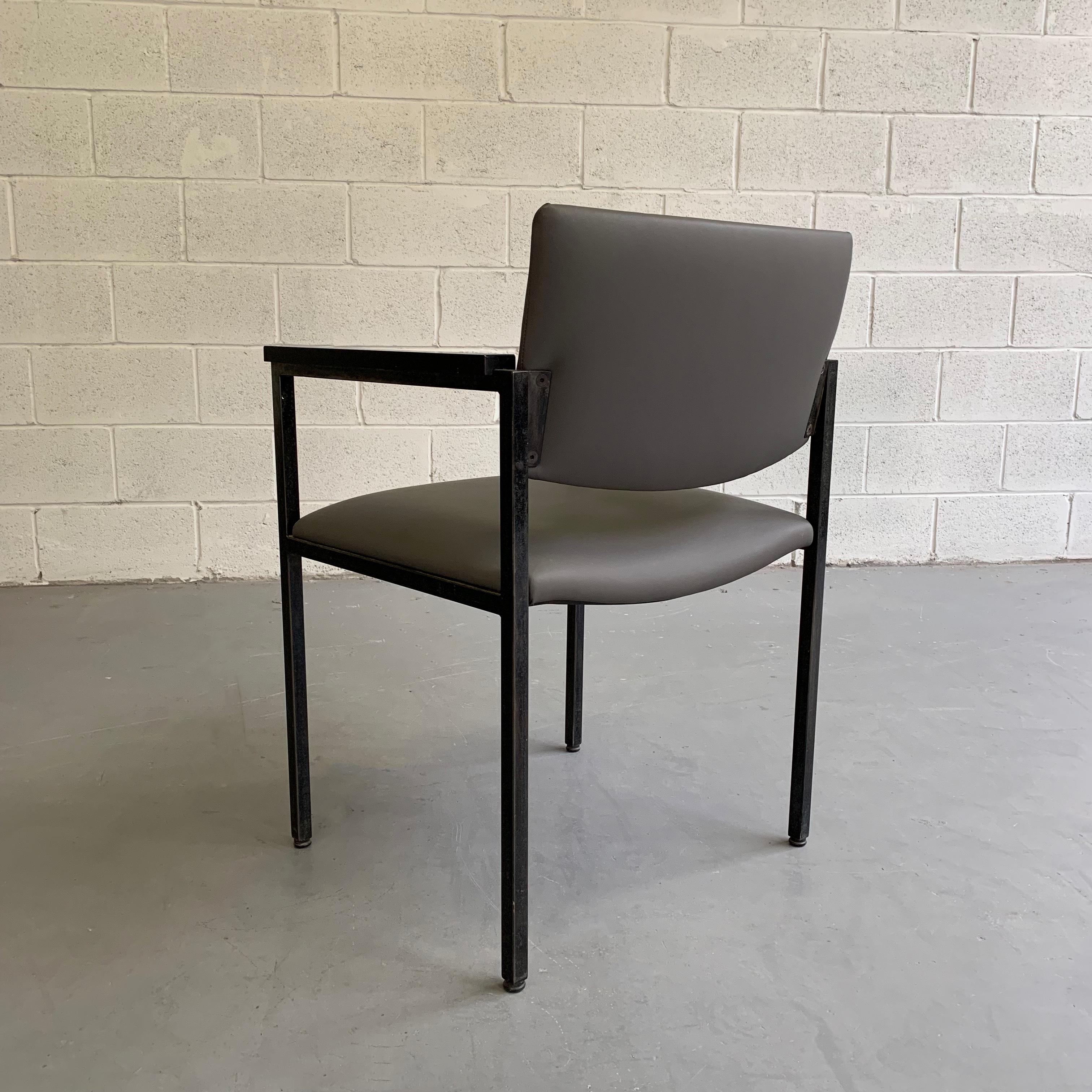 Fauteuil en cuir à structure en acier, moderne du milieu du siècle dernier en vente 1