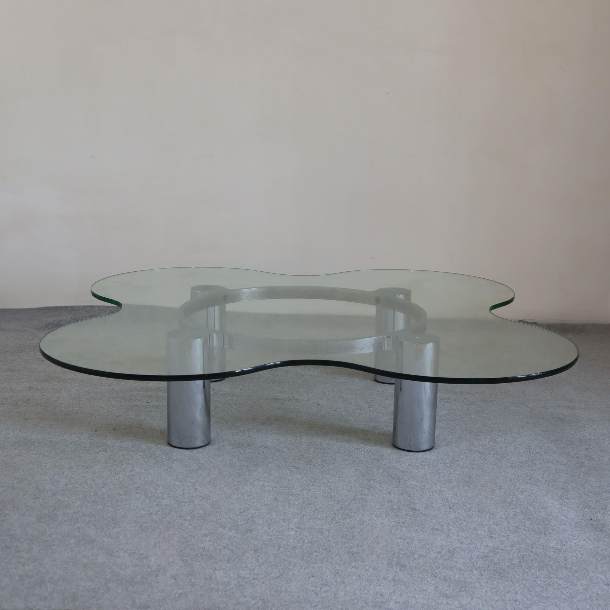 Moderner Couchtisch aus Stahlglas aus der Mitte des Jahrhunderts von Lorenzo Burchiellaro, Italien 1970er Jahre
Bringen Sie einen Hauch von 70er-Jahre-Raffinesse in Ihren Wohnbereich mit diesem modernen Couchtisch aus der Mitte des Jahrhunderts des