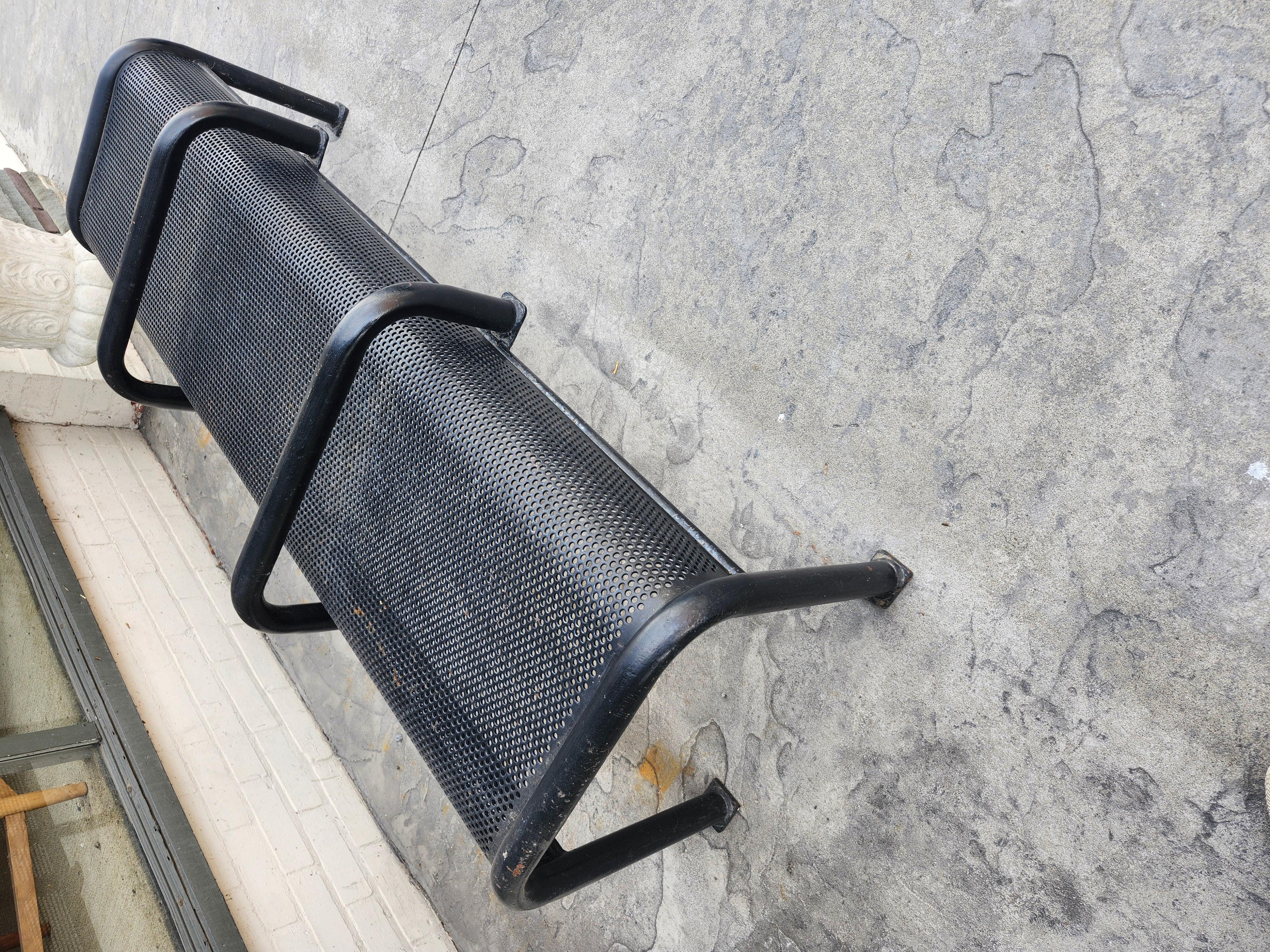 Mid Century Modern Stahl & Eisen Gartenbank im Angebot 1