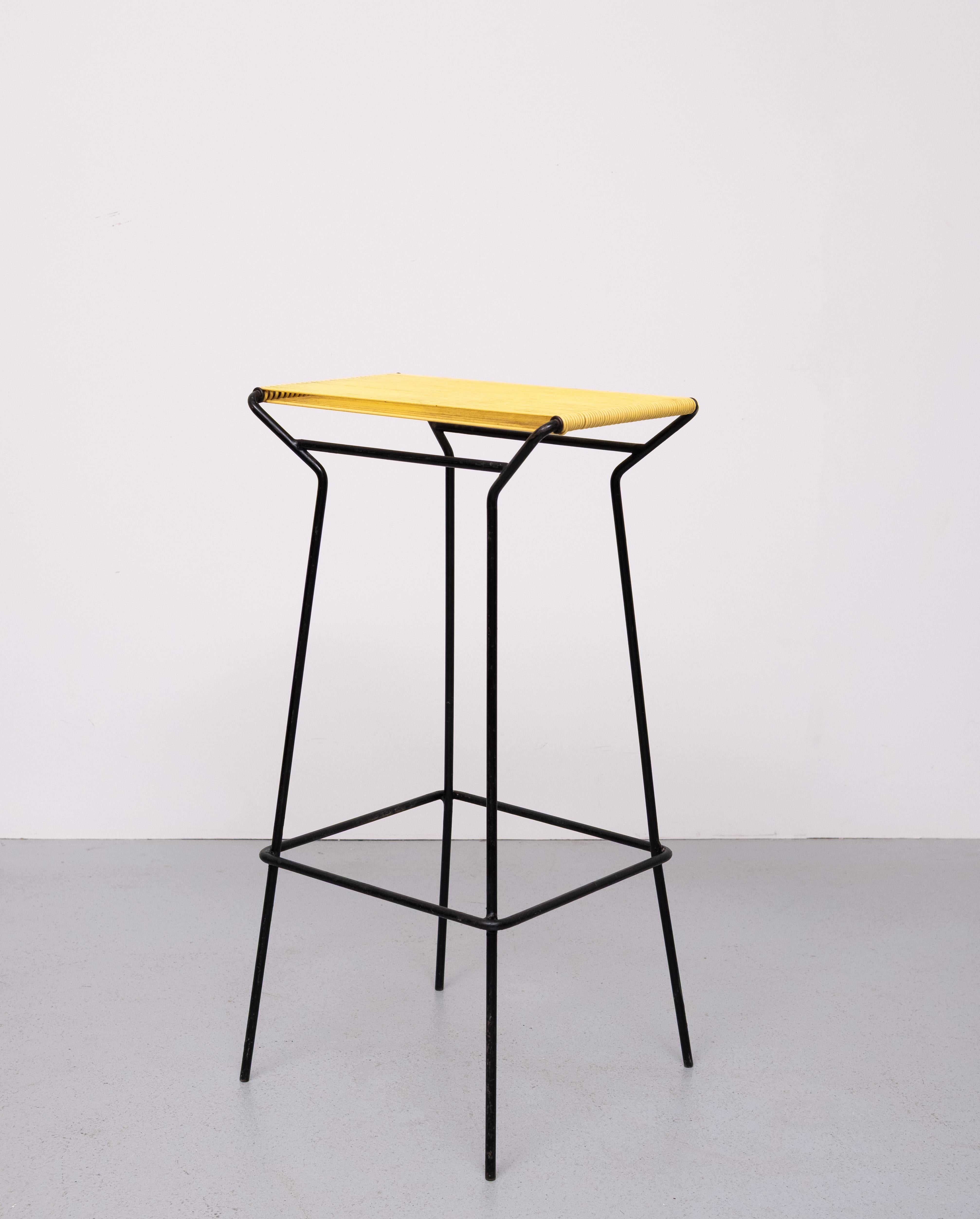 Très belle pièce moderne du milieu du siècle... Spaghetti  Tabouret . Cadre en acier rond noir .
Le fil de métal jaune est recouvert d'un siège en plastique. Très courant dans les années soixante. 
bon état . 