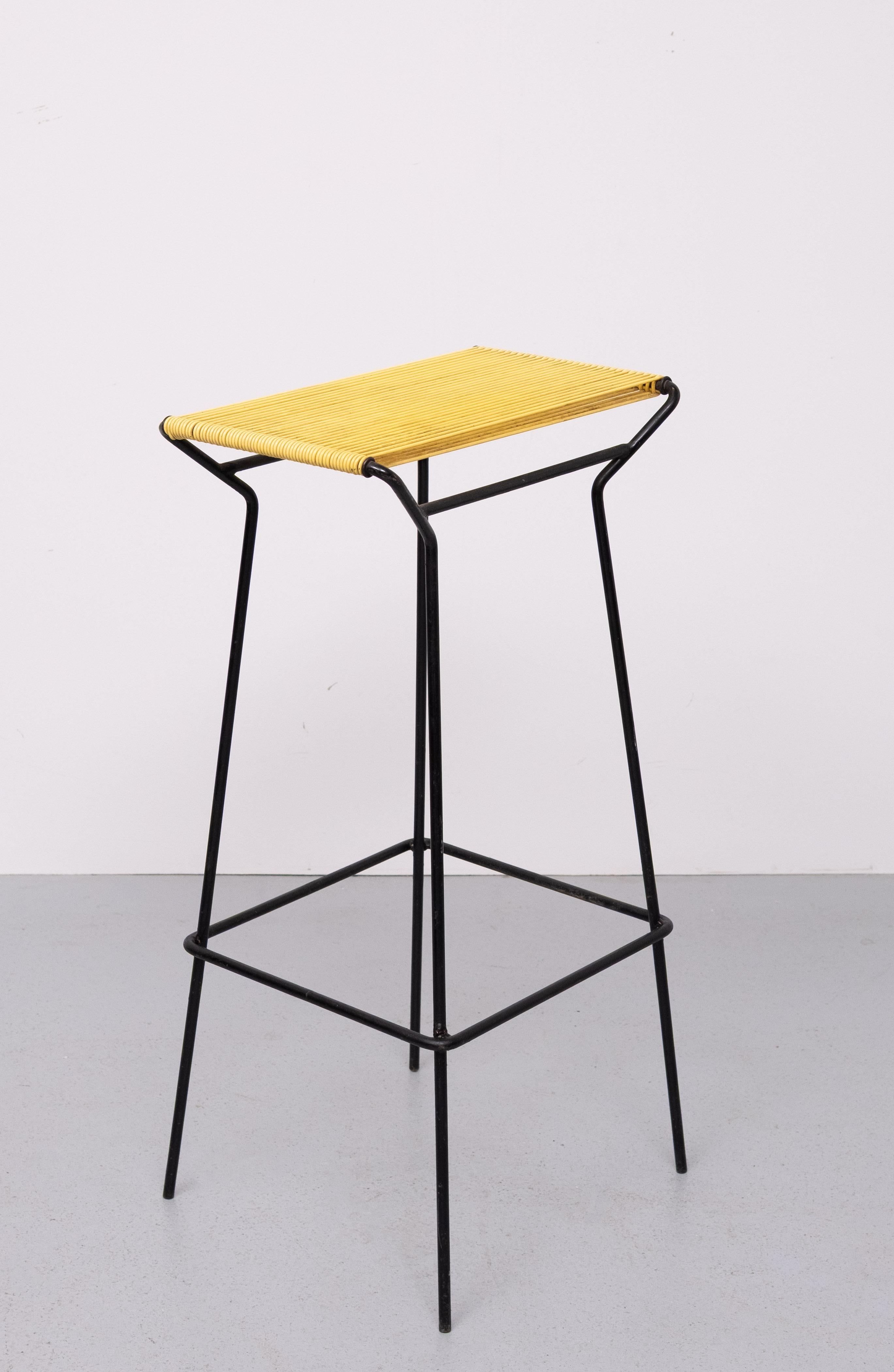 Acier Tabouret Spaghetti en acier moderne du milieu du siècle 1960 Hollande en vente