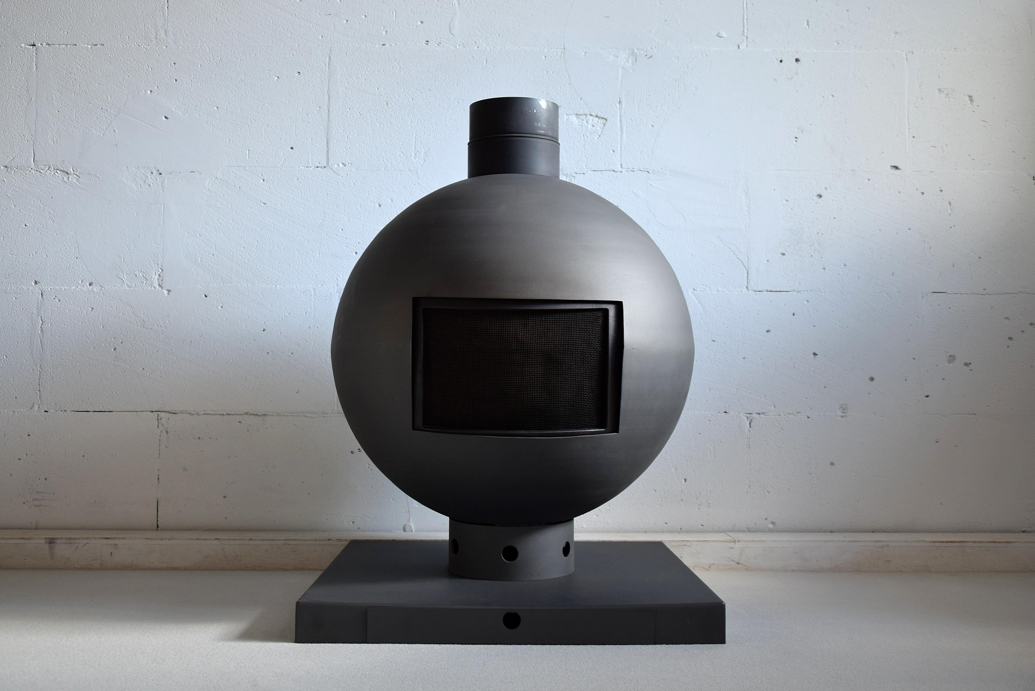 Mid-Century Modern spherical fireplace made out of heavy steel by Dries Kreijkamp , the Netherlands, 1960s. This Mid-Century Modern fireplace can rotate 360 and is provided with a sliding door making sure no coals or wood can fall out. The fireplace
