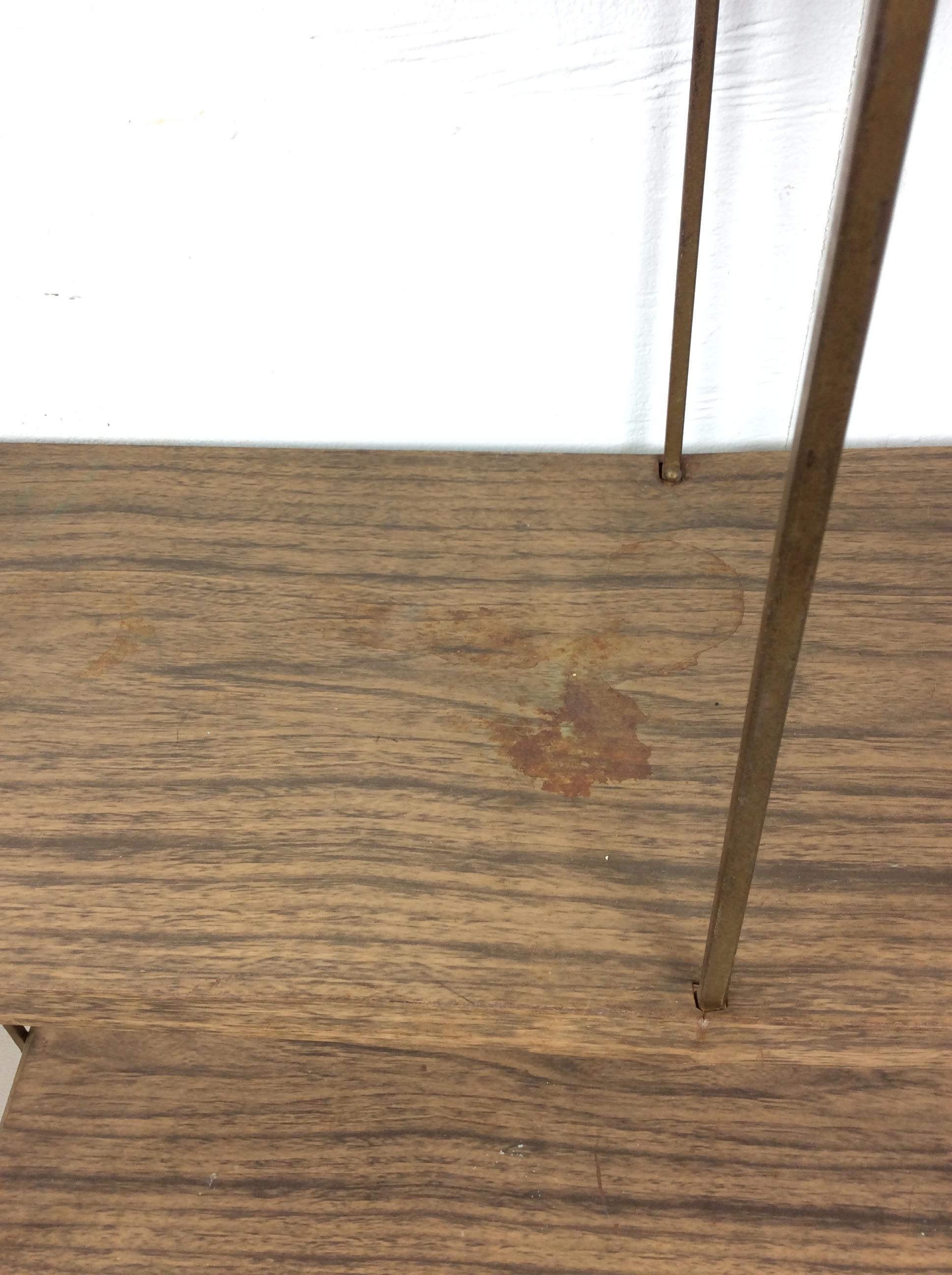 Mid Century Modern Step Shelving with Faux Wood Print In condizioni buone in vendita a Freehold, NJ