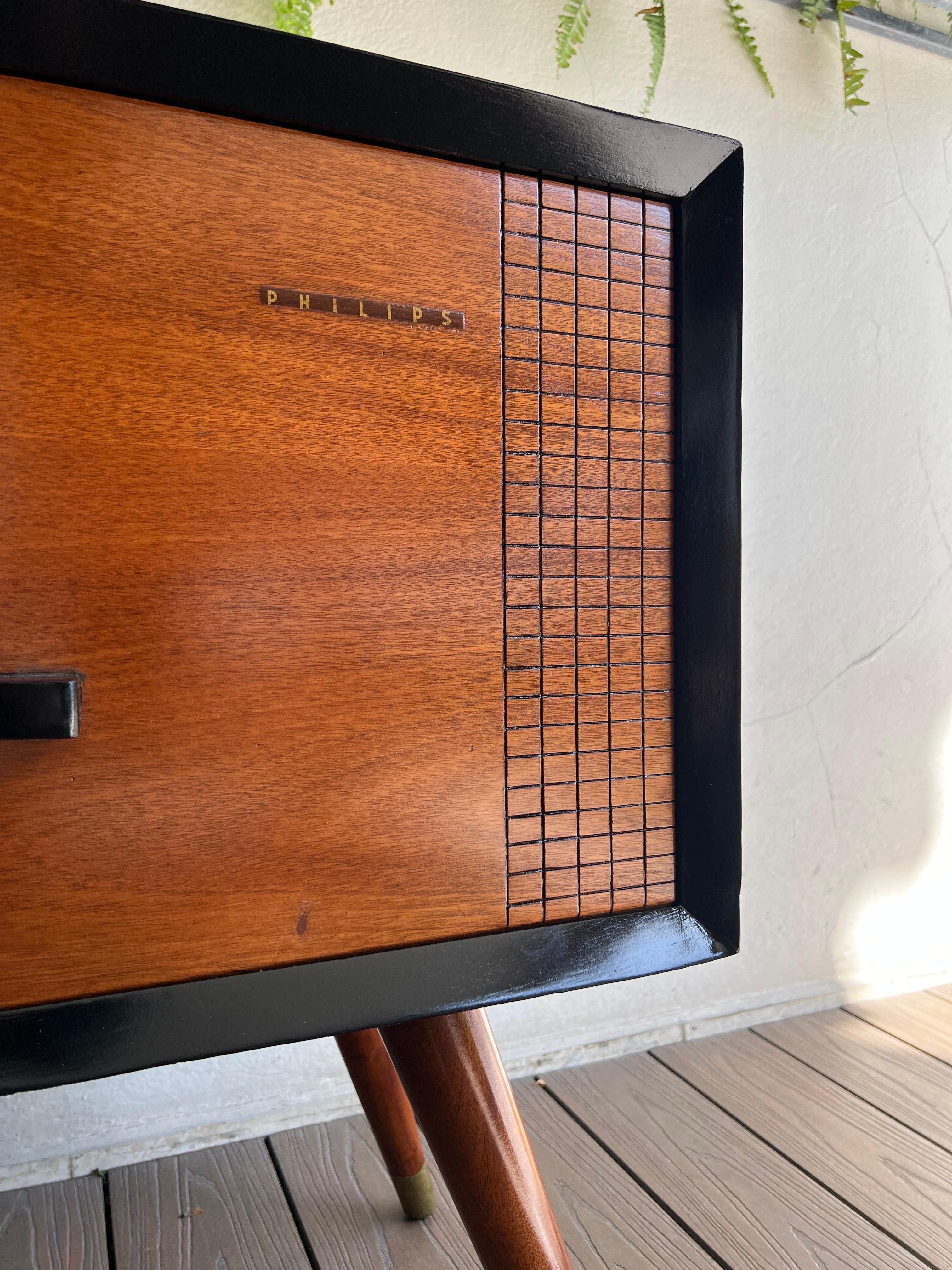 Mid-Century Modern Stereo Console For Sale 4