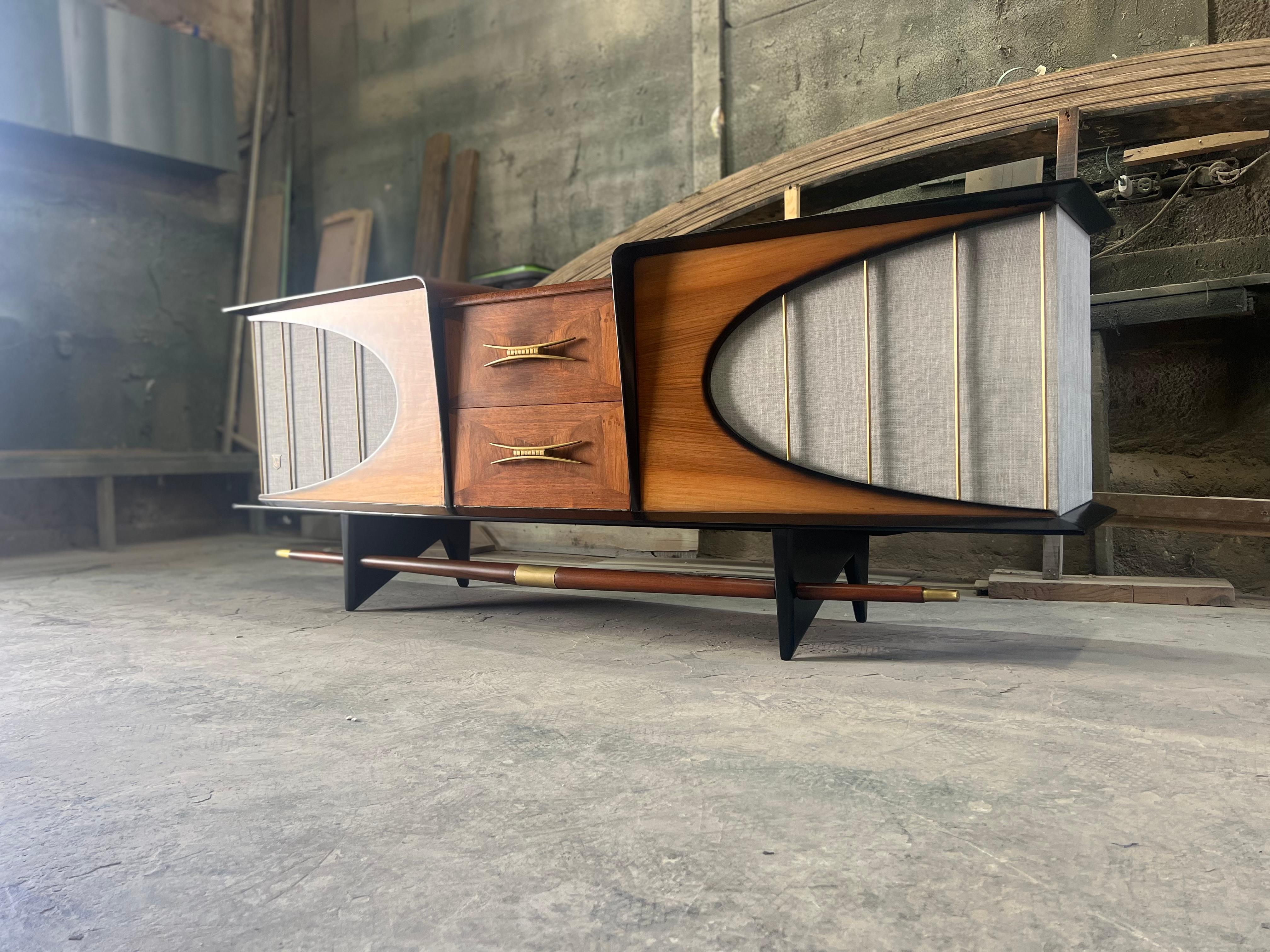 Without a doubt, it is the best design of a Mid-century Modern console that we have had and also that we have seen among all on the market, we wanted to make some modifications and we did not like the result, so we went back to the beginning and