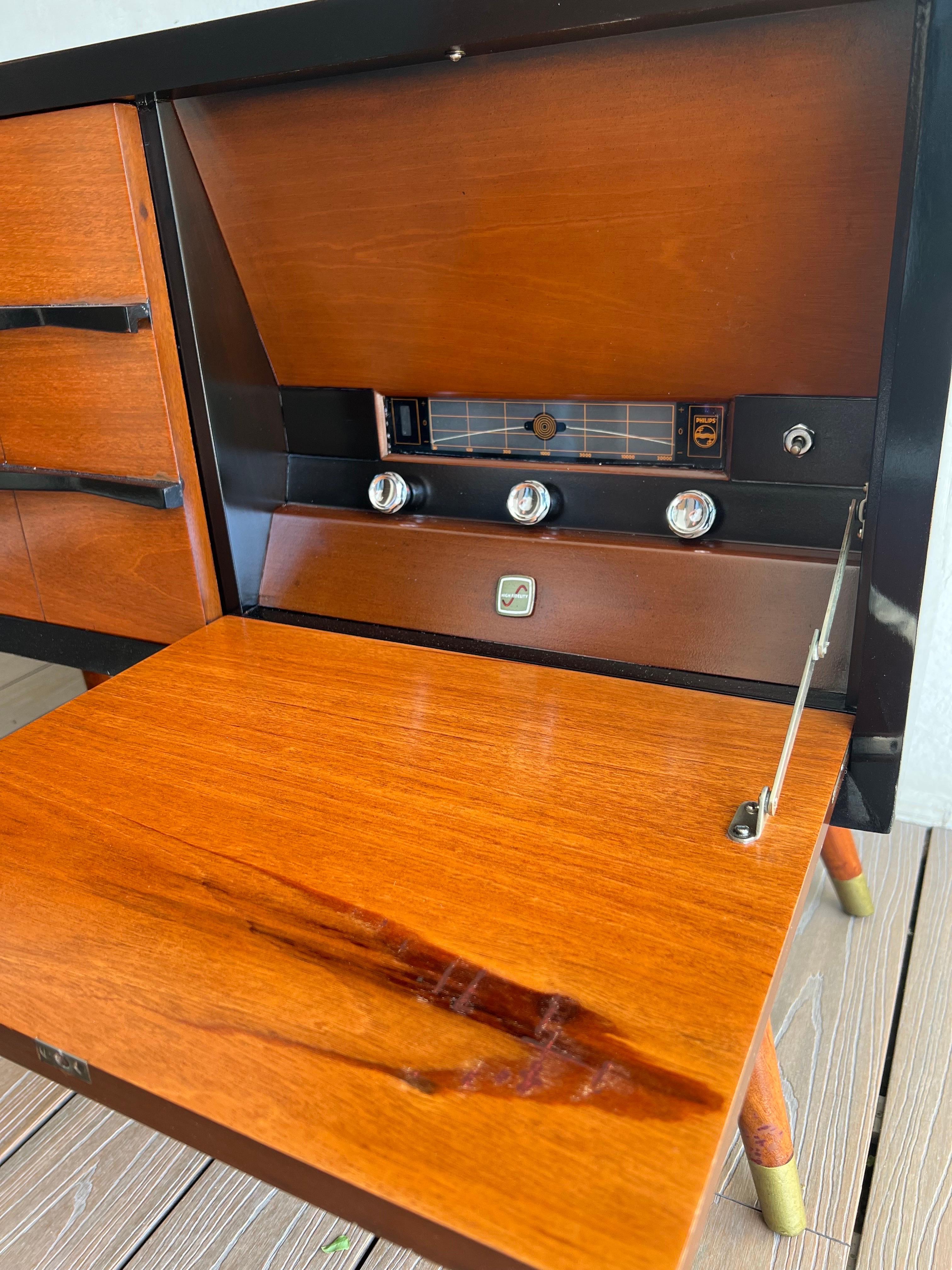 Mid-Century Modern Stereo Console For Sale 1