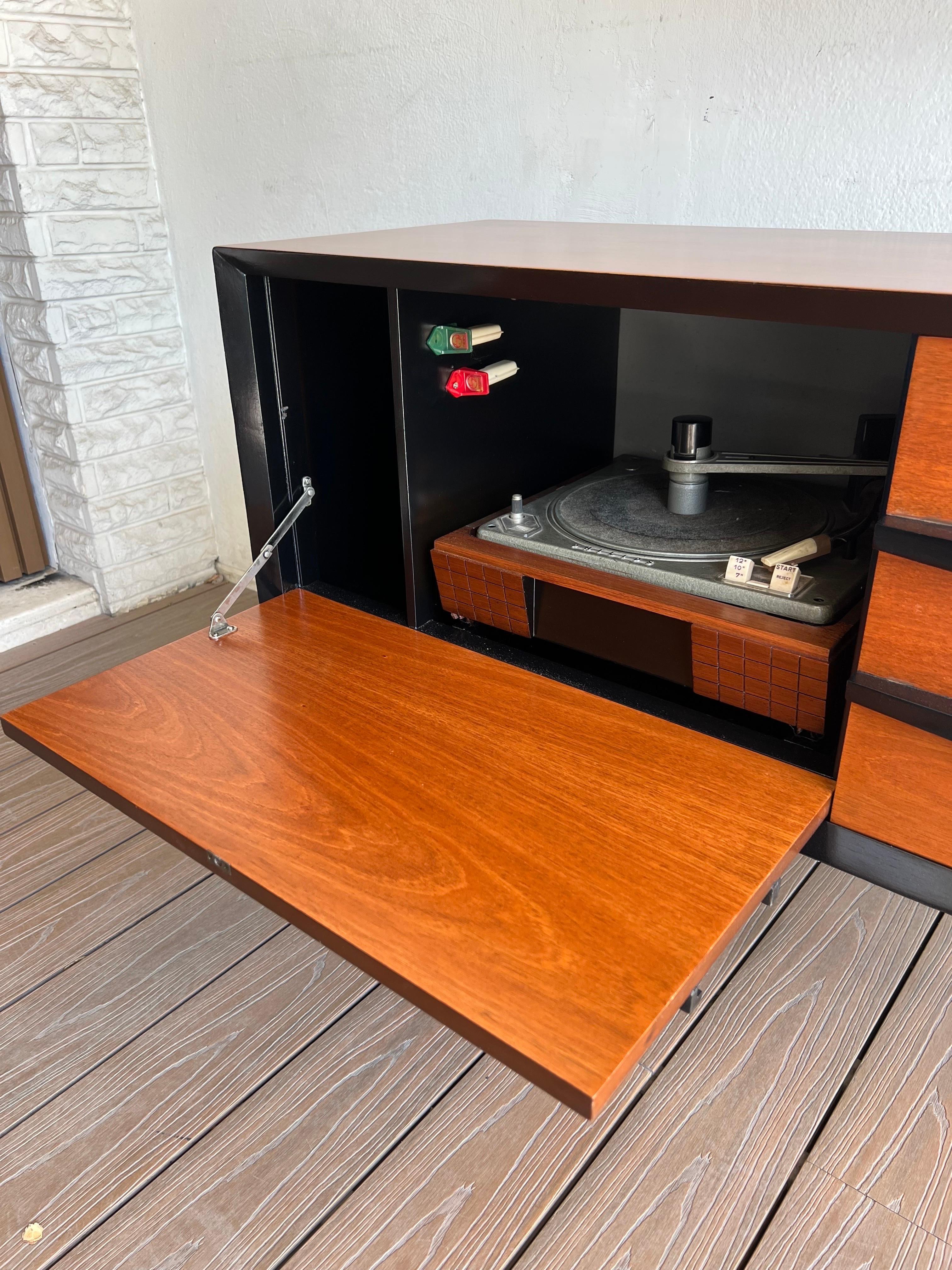 Mid-Century Modern Stereo Console For Sale 2