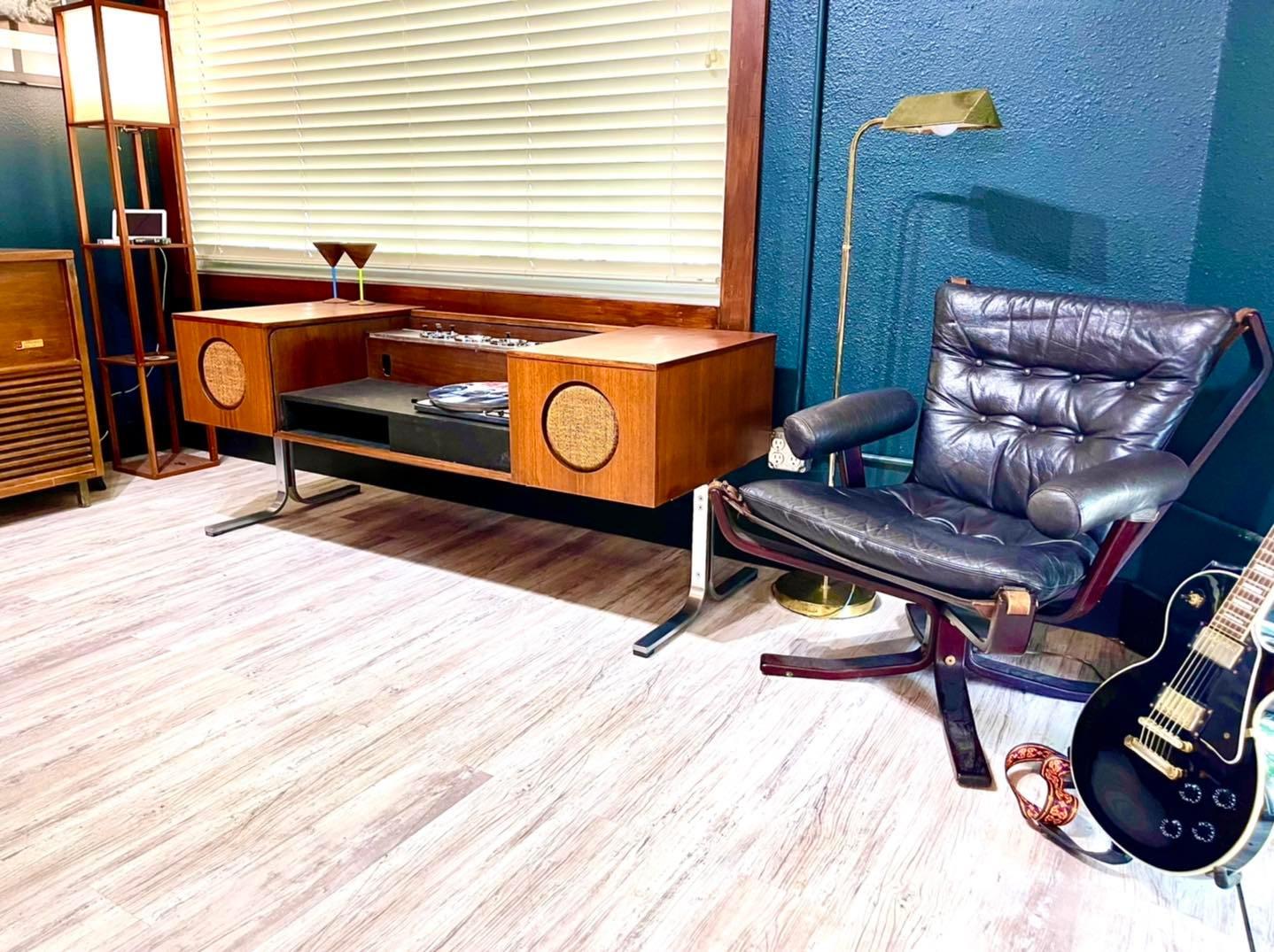 Mid-Century Modern Stereo Console Radio Record Player bar coffee table book For Sale 2