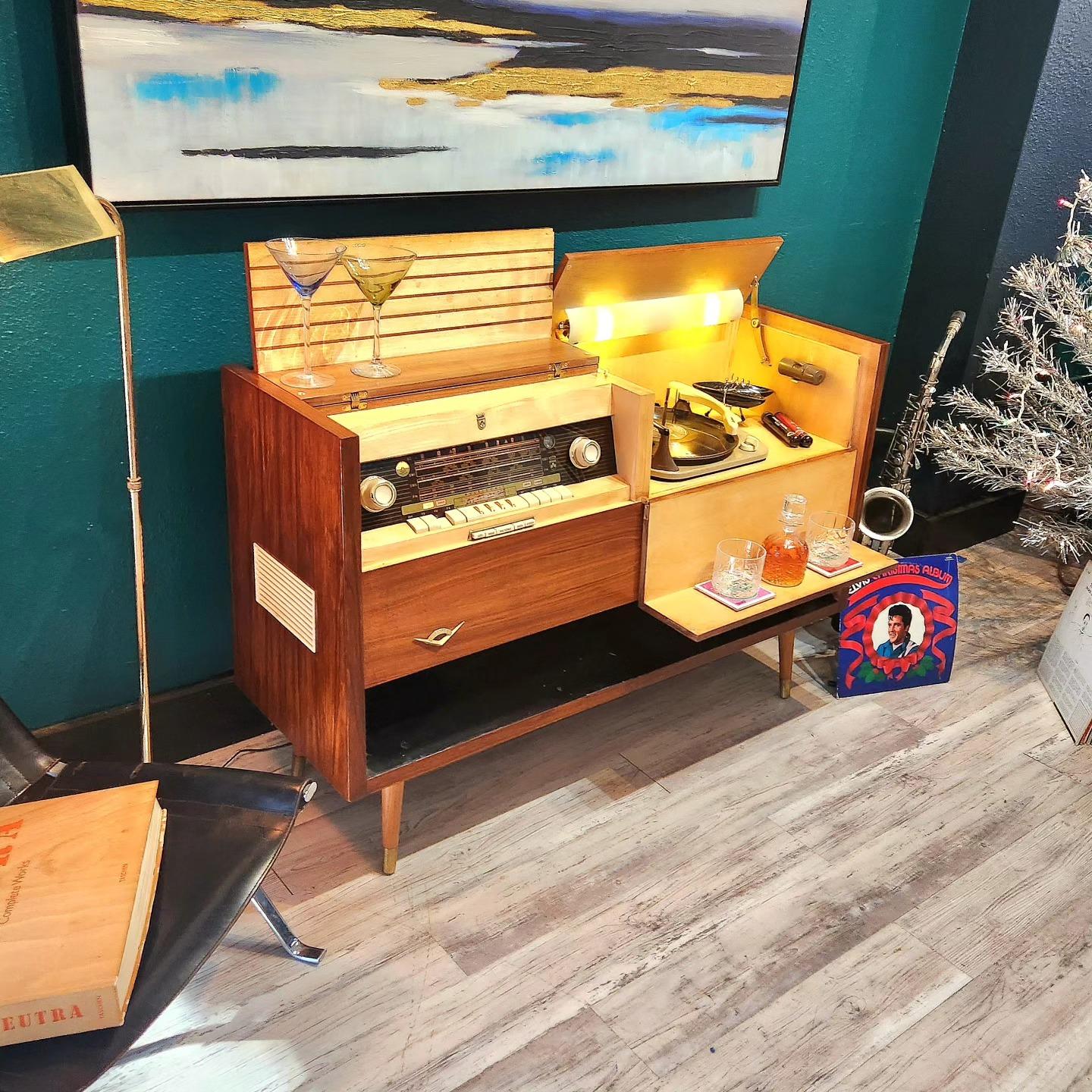 Mid-Century Modern stereo console radio record player coffee table console book For Sale 3