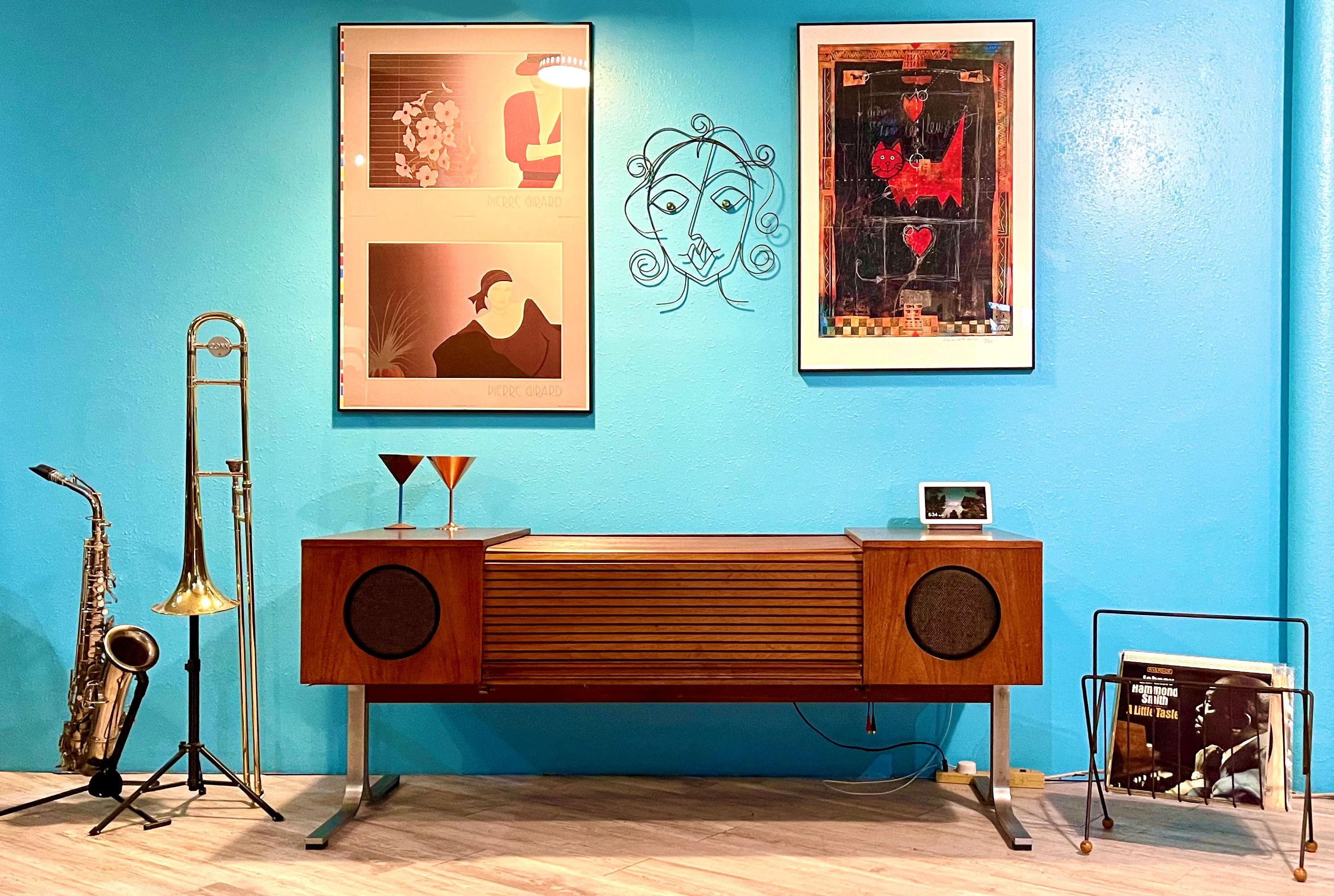 Mid-Century Modern stereo console radio record player coffee table console book In Good Condition For Sale In Madison, WI