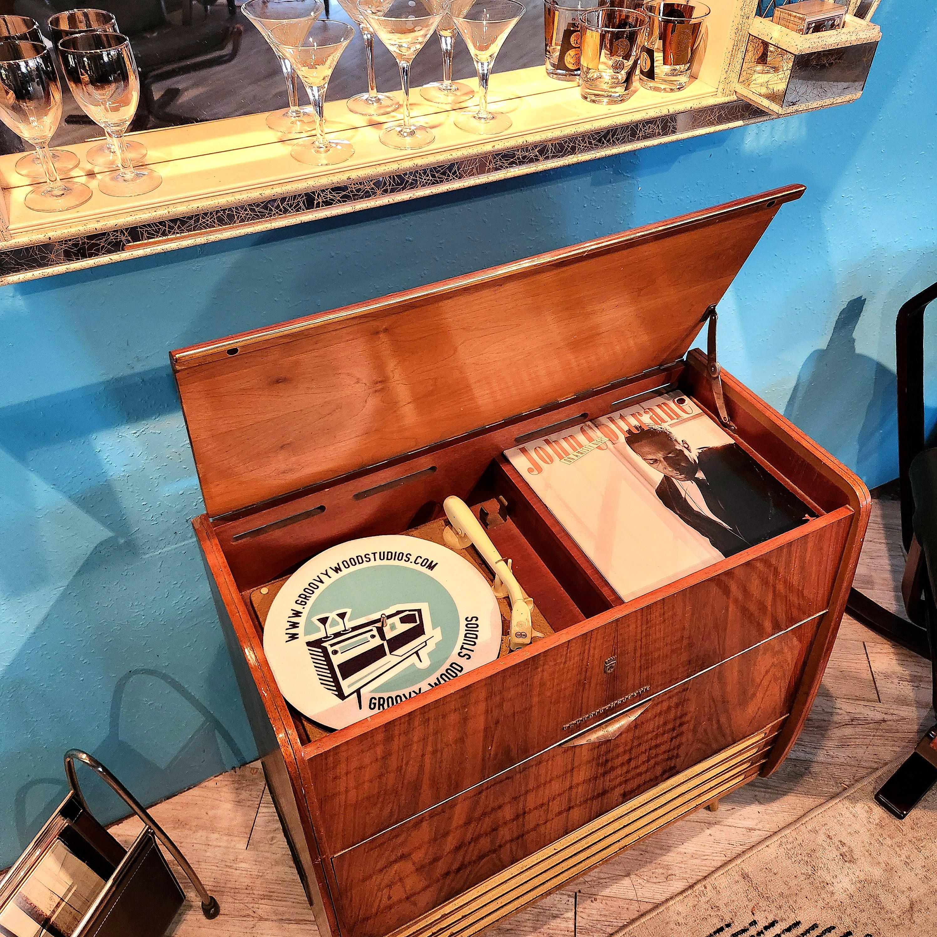 Mid-Century Modern Stereo-Konsolenplattenspieler amp bluetooth lk eames, Mid-Century Modern (Holzarbeit) im Angebot