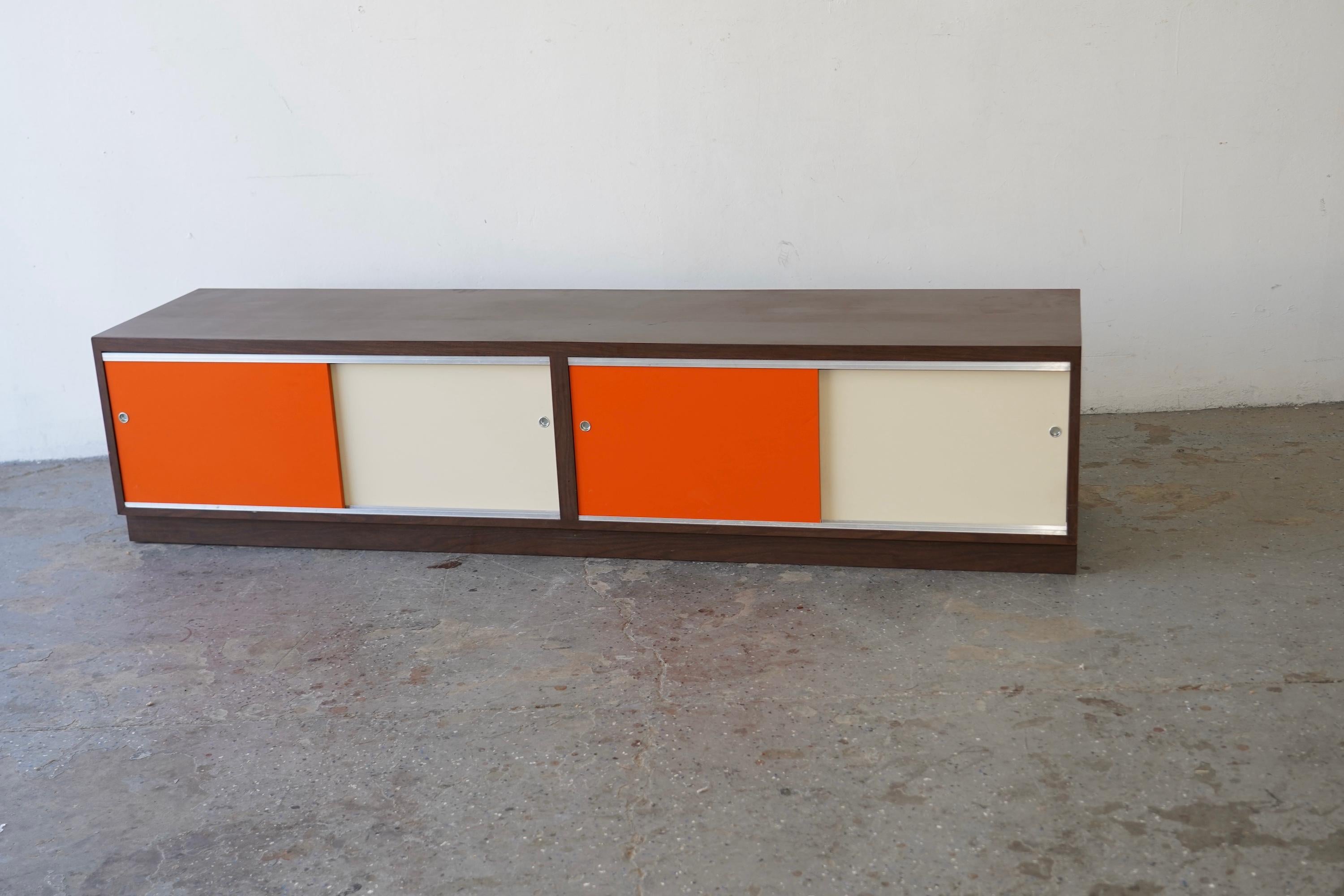 Mid-Century Modern Stereo Media Record Console/Credenza Bench In Good Condition In Las Vegas, NV