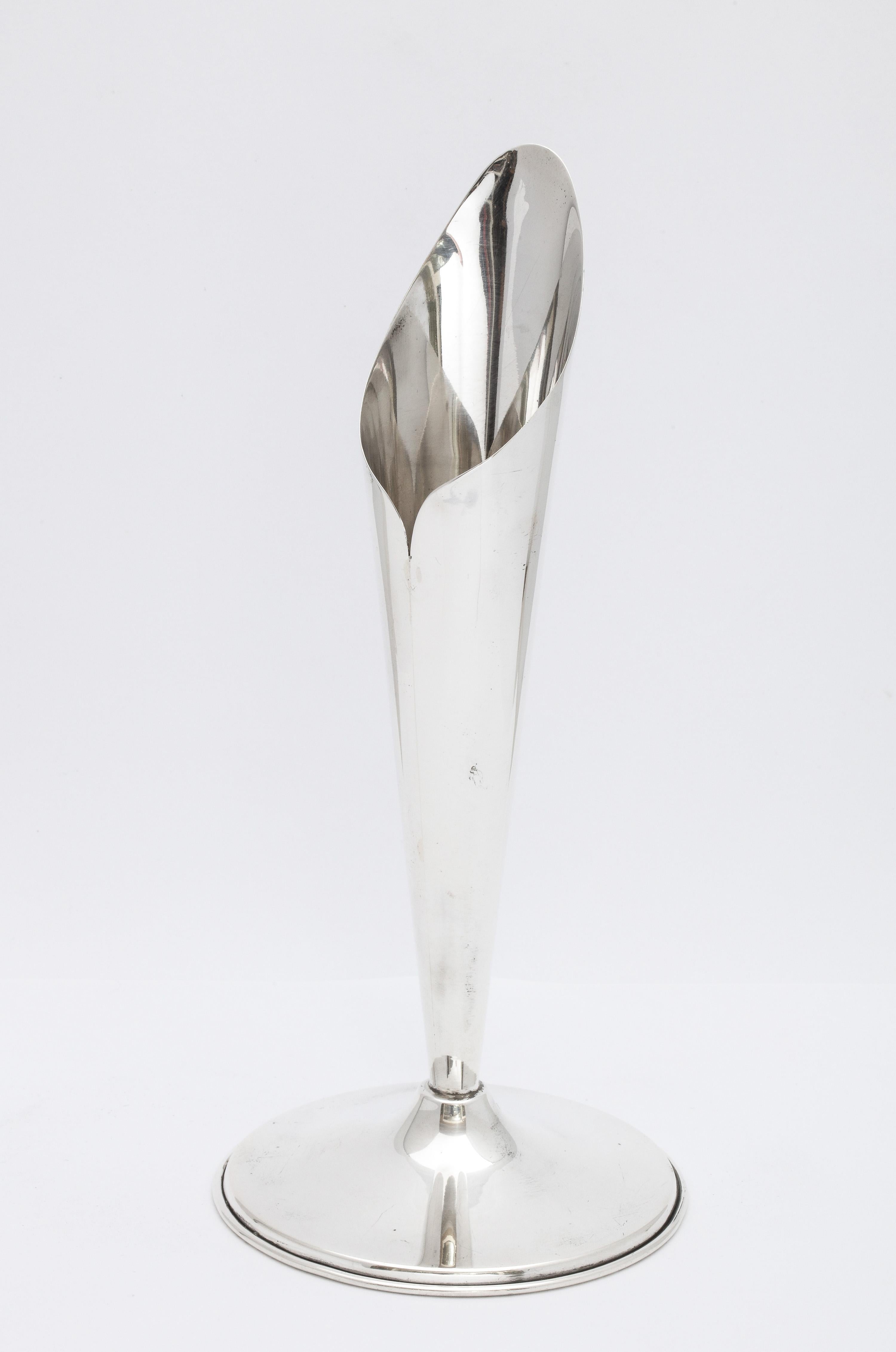 Mid-Century Modern, sterling silver, calla lily-form vase, Mexico, circa 1950s. Measures 8 1/4 inches high x 3 3/4 inches diameter across base. Weighs 3 3/4 troy ounces. Dark spots in photos are reflections. Graceful design. In very good antique
