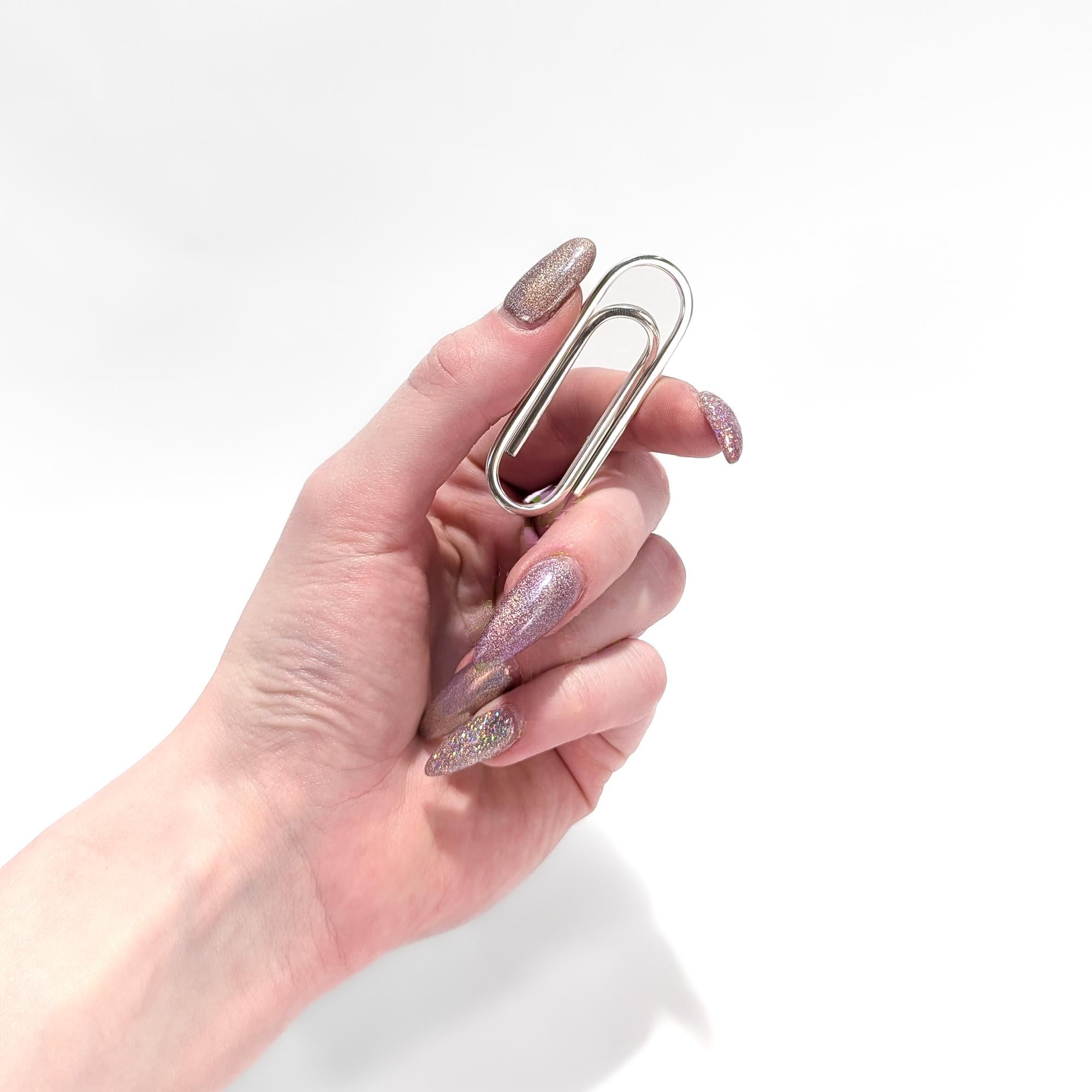 Une pince à billets figurative du milieu du siècle dernier.

En argent sterling.

Sous la forme d'un trombone.

Marqué à la pointe.

Un design du milieu du siècle tout simplement magnifique !

Date : 
Milieu du 20e siècle

Condition générale :
Il