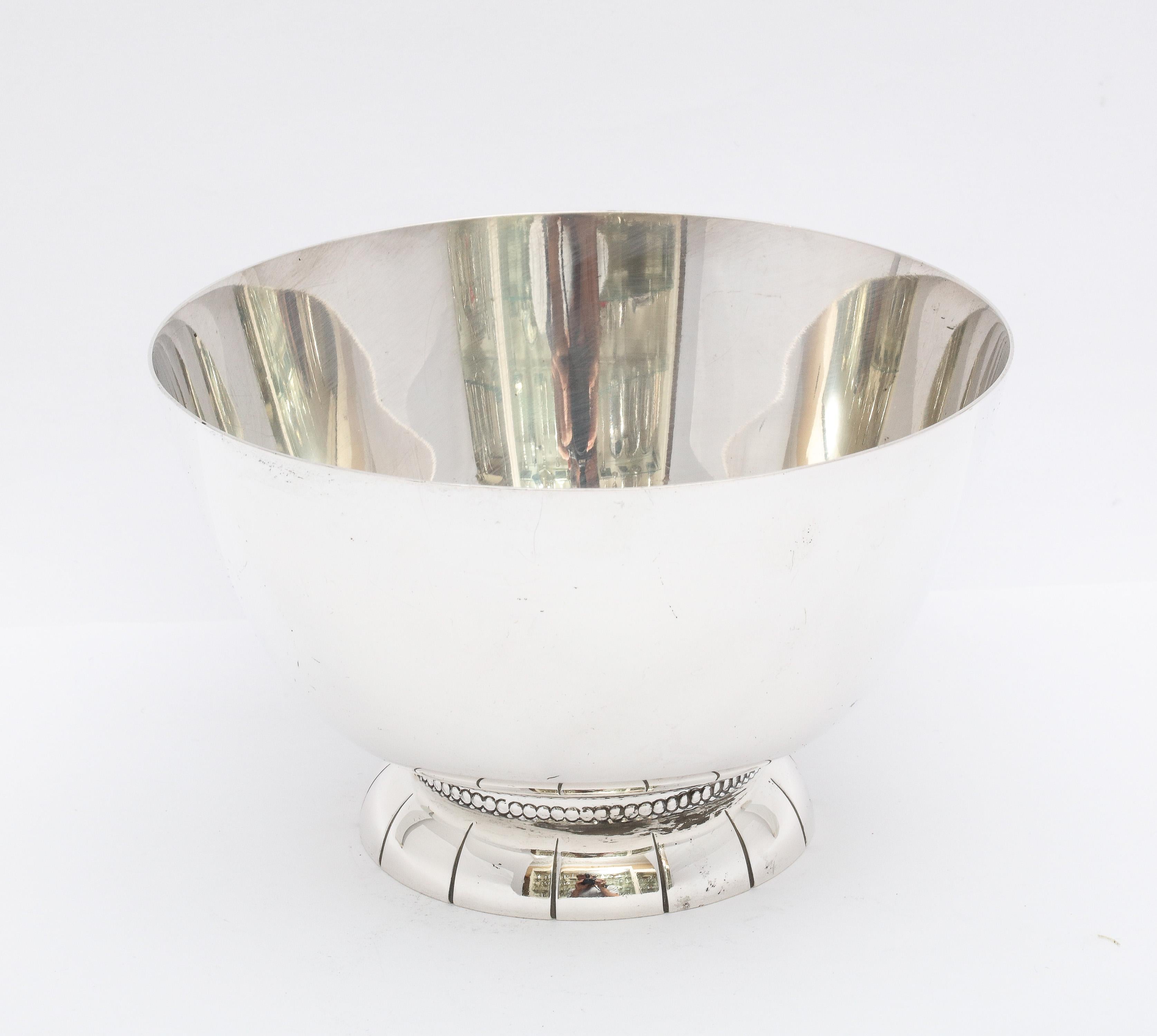 Mid-Century Modern Sterling Silver Serving Bowl on Raised Base In Good Condition For Sale In New York, NY