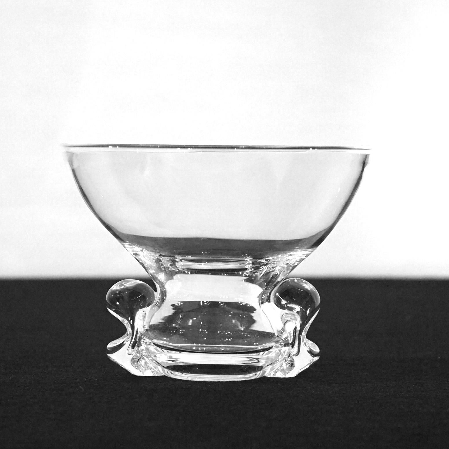 Mid-Century Modern Bol en cristal d'art Steuben moderne du milieu du siècle dernier avec base pincée 20e siècle en vente
