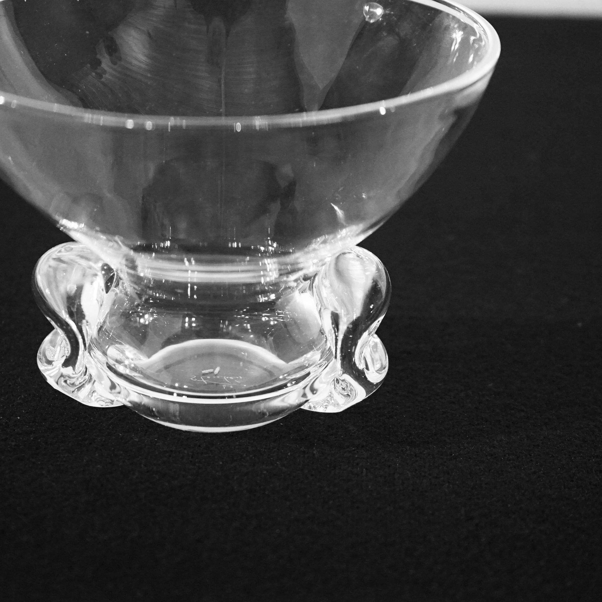 Mid Century Modern Steuben Art Glass Crystal Bowl mit Pinched Base 20thC (amerikanisch) im Angebot