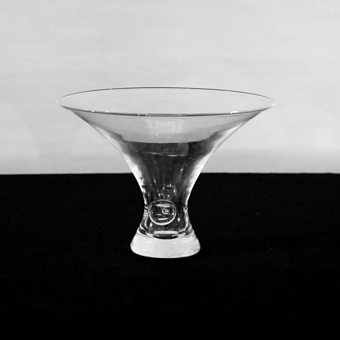 Mid Century Modern Steuben Art Glass Flared Crystal Bowl mit Pinched Base, signiert,  20. Jahrhundert

Maße - 9,5 