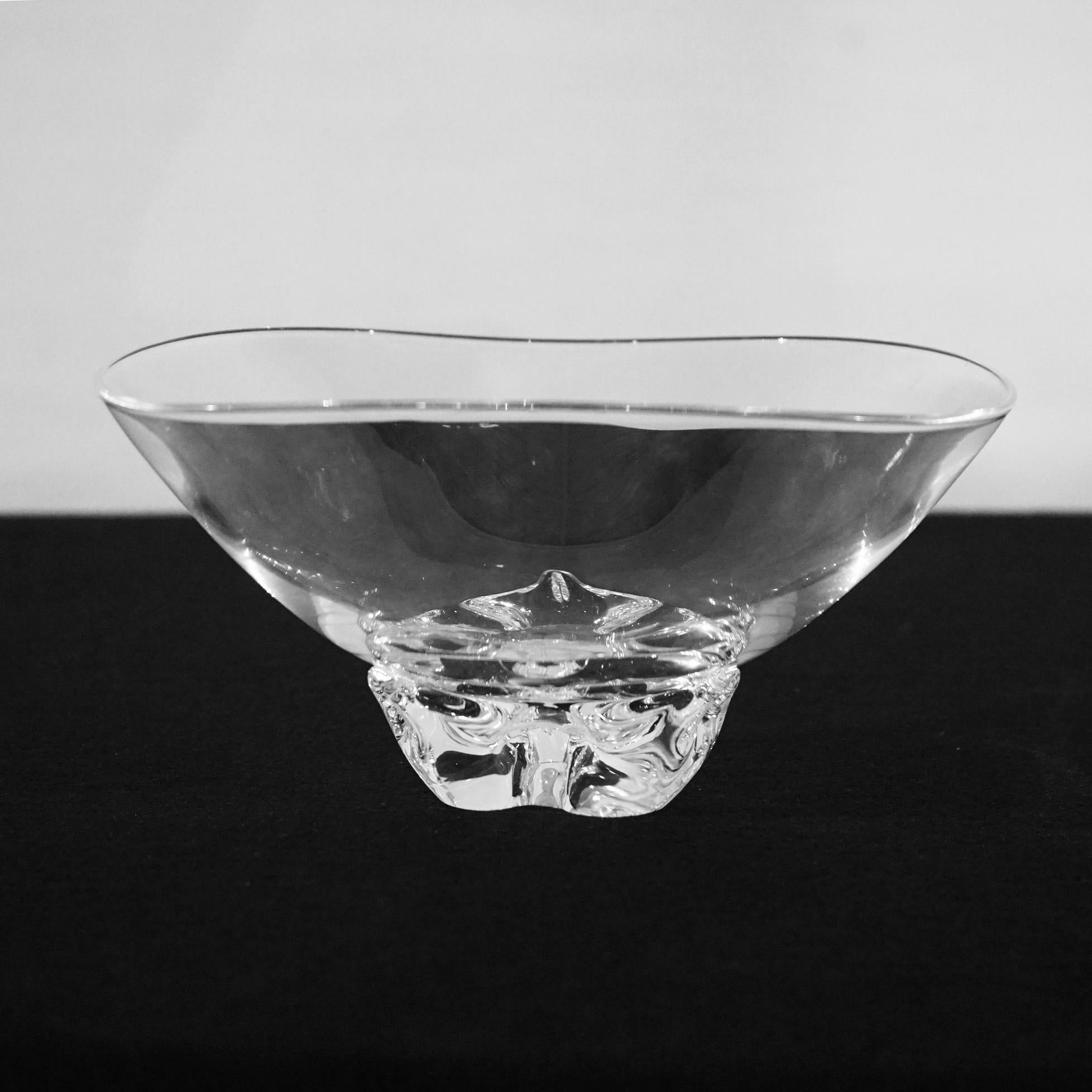 Moderne Steuben-Kunstglasschale mit Fuß aus der Mitte des Jahrhunderts, 20. Jahrhunderts (Moderne der Mitte des Jahrhunderts) im Angebot