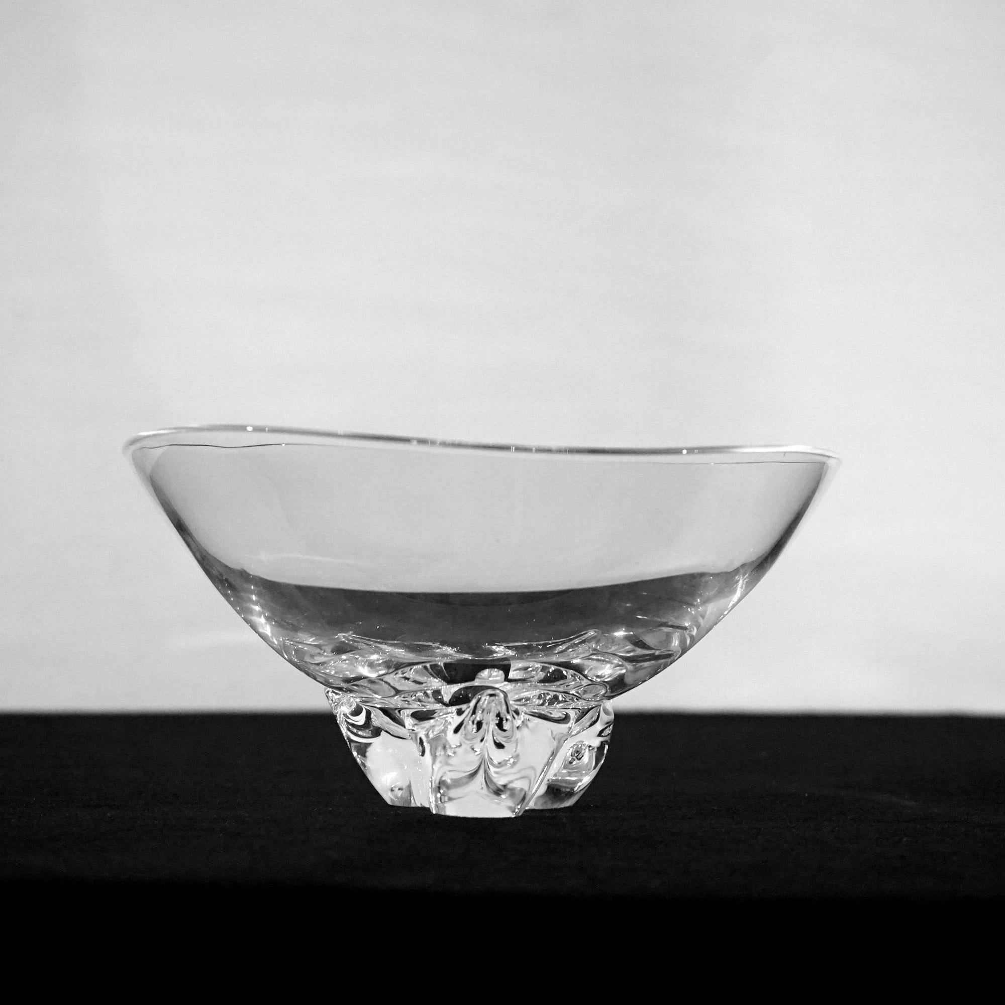 Moderne Steuben-Kunstglasschale mit Fuß aus der Mitte des Jahrhunderts, 20. Jahrhunderts (Glaskunst) im Angebot