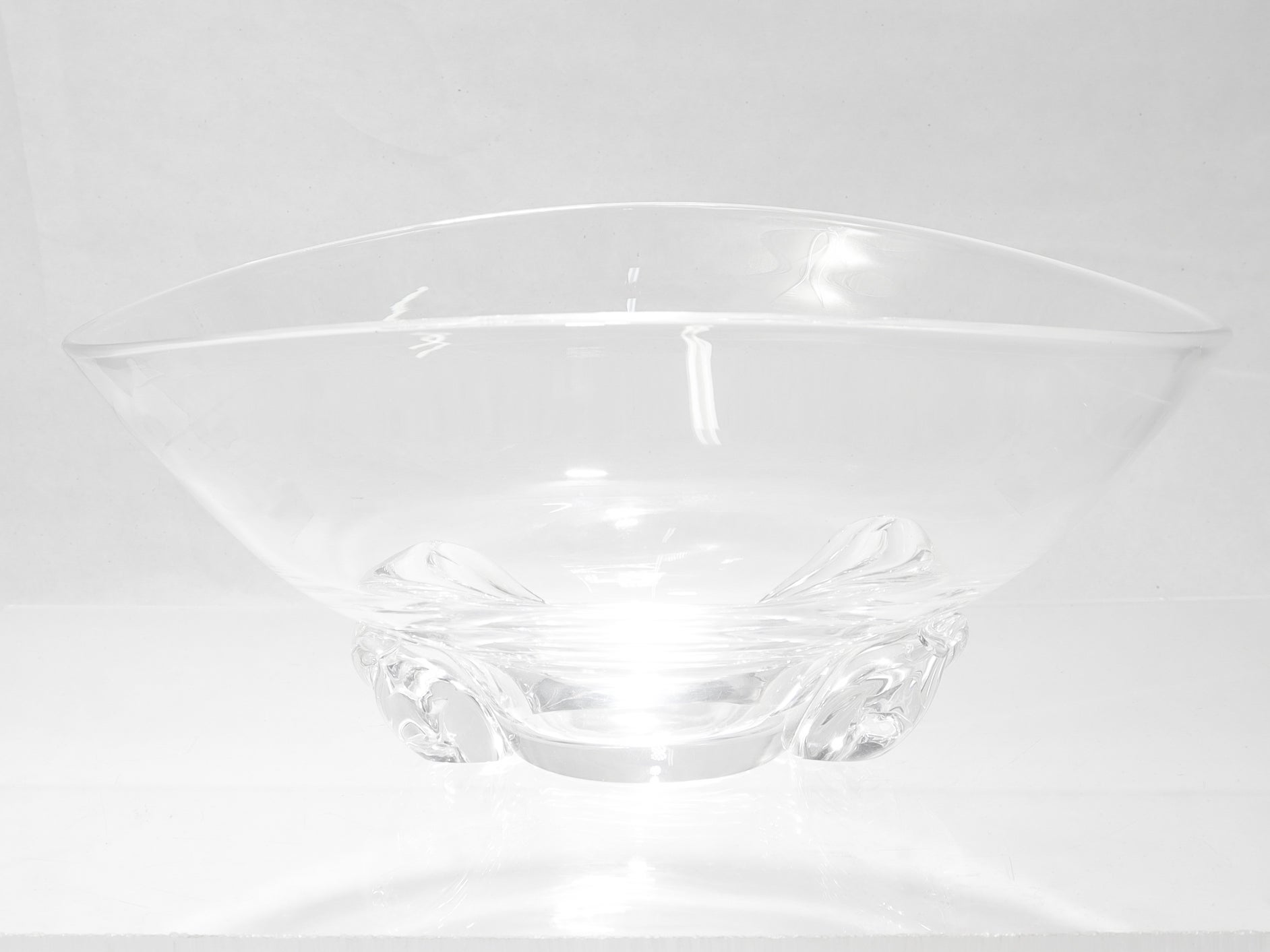 Un buen cuenco de vidrio artístico americano.

Por Steuben Glass.

Diseñado por Donald Pollard en 1957.

De gran forma ovalada, con dos pies de 