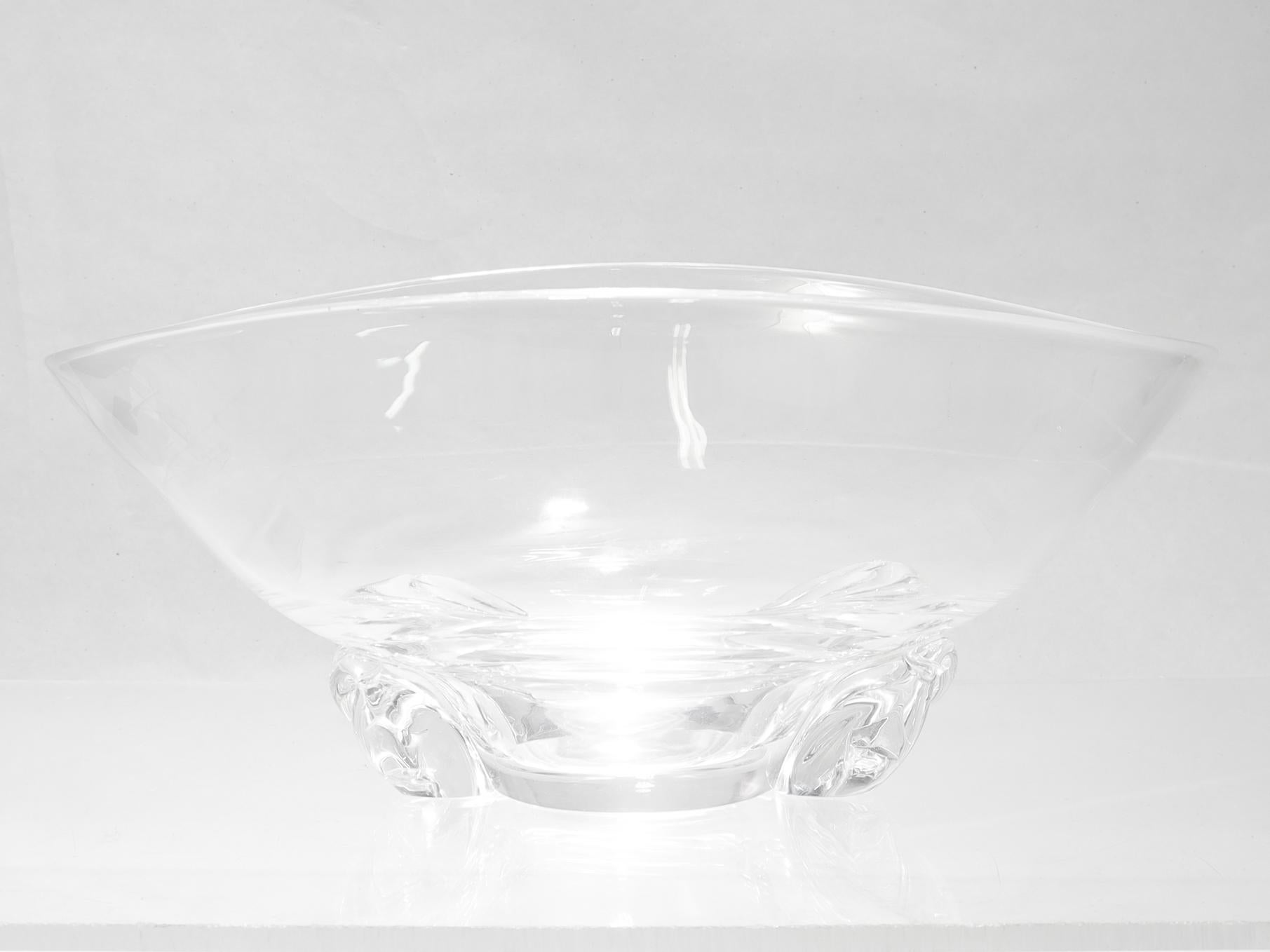 Cuenco en forma de cesta de cristal Steuben Glass moderno de mediados de siglo de Donald Pollard #8079 Estadounidense en venta