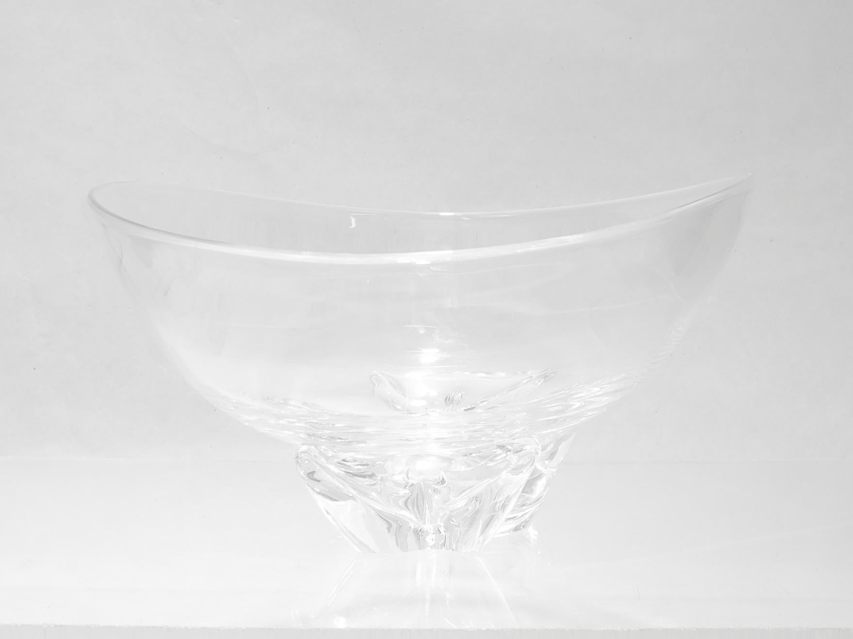 Cuenco en forma de cesta de cristal Steuben Glass moderno de mediados de siglo de Donald Pollard #8079 en Bueno estado para la venta en Philadelphia, PA
