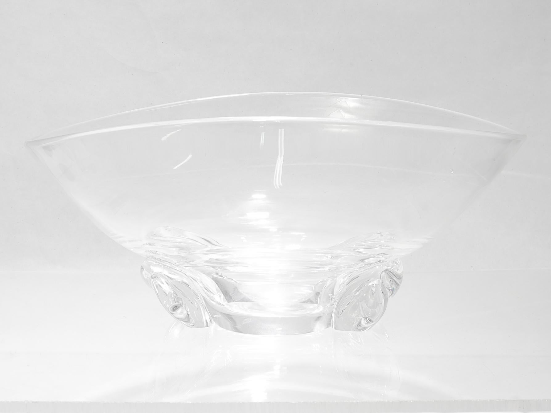 Cuenco en forma de cesta de cristal Steuben Glass moderno de mediados de siglo de Donald Pollard #8079 siglo XX en venta