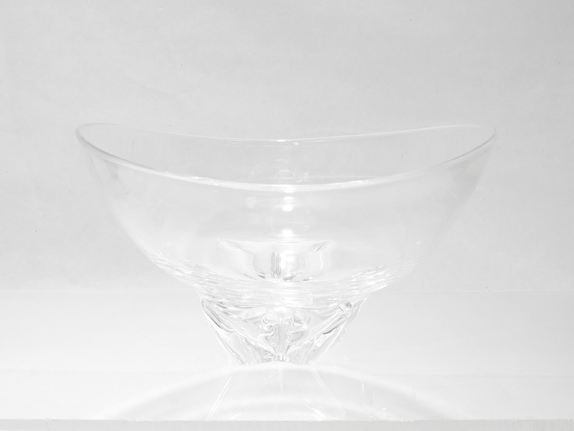 Cuenco en forma de cesta de cristal Steuben Glass moderno de mediados de siglo de Donald Pollard #8079 Vidrio artístico en venta