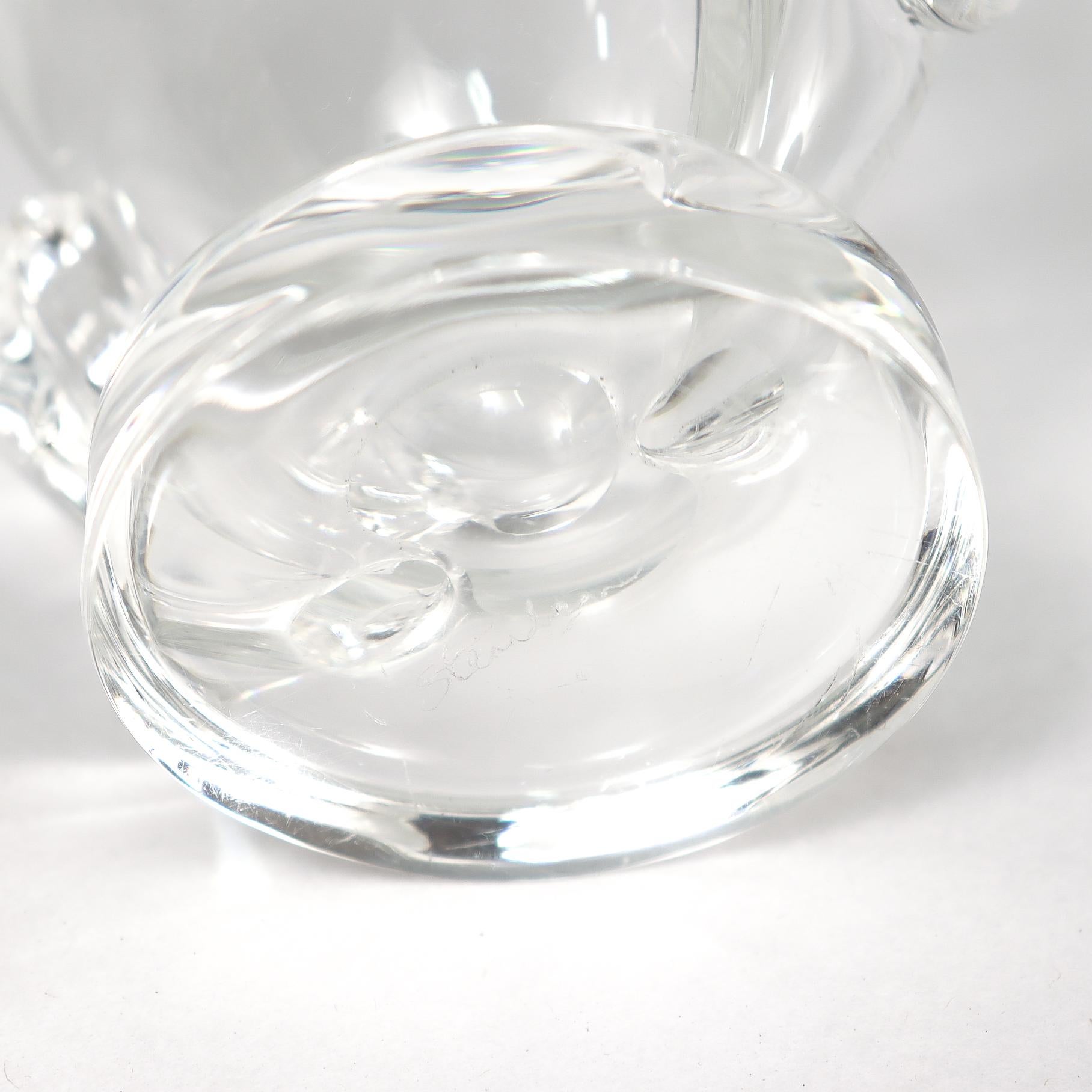 Jarrón moderno de mediados de siglo de Steuben Glass con base de volutas en venta 3
