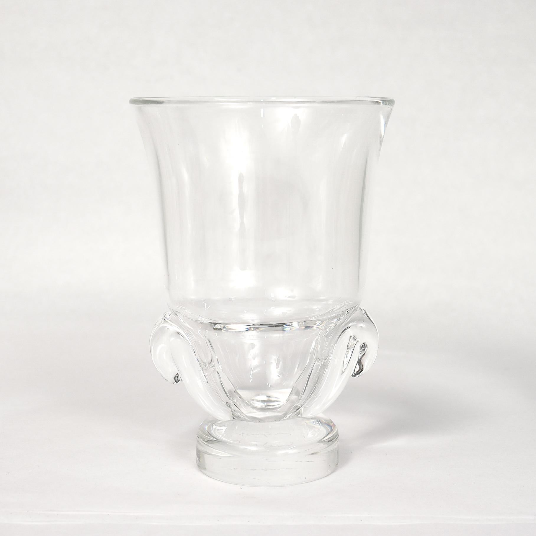 Jarrón moderno de mediados de siglo de Steuben Glass con base de volutas Moderno de mediados de siglo en venta