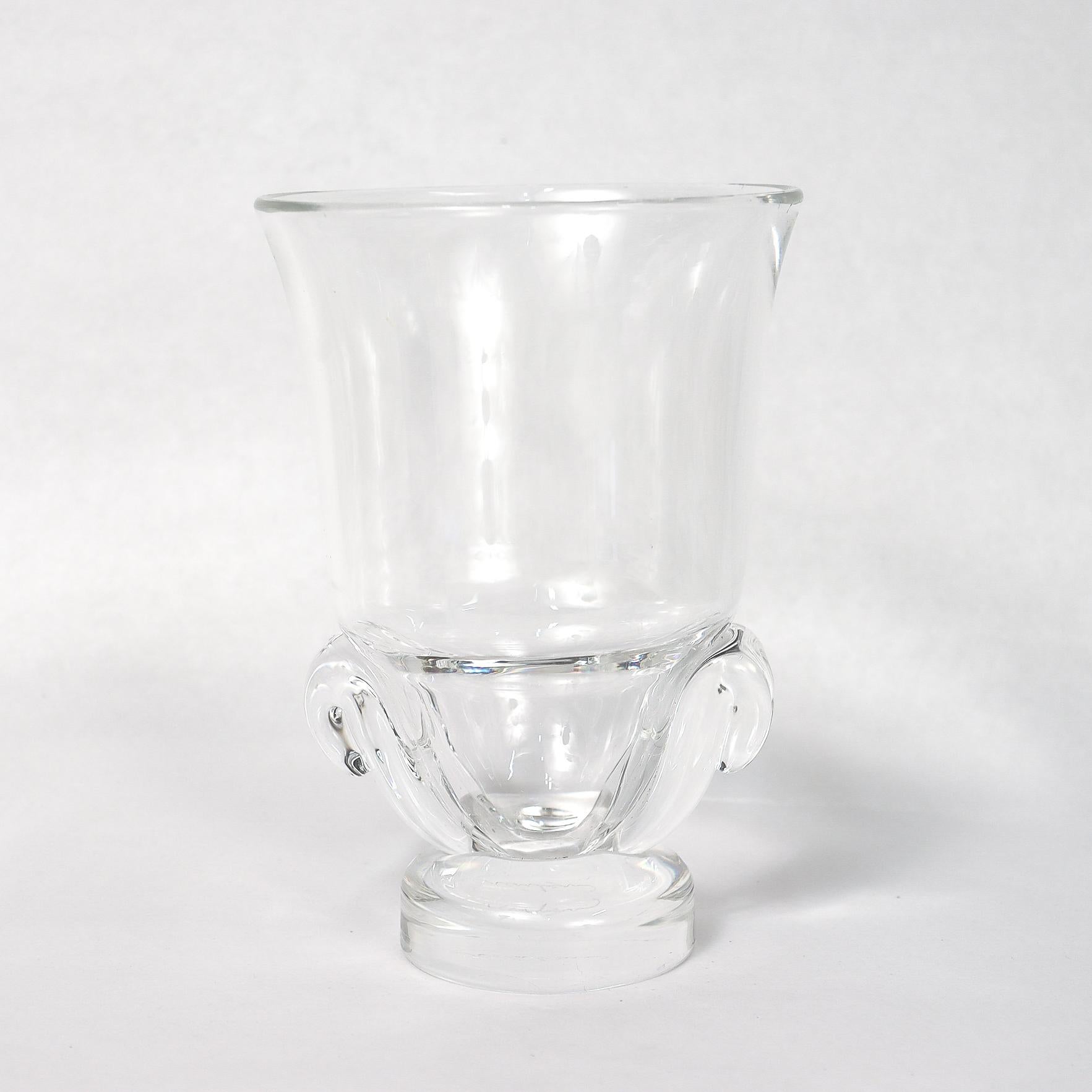 Jarrón moderno de mediados de siglo de Steuben Glass con base de volutas en Bueno estado para la venta en Philadelphia, PA