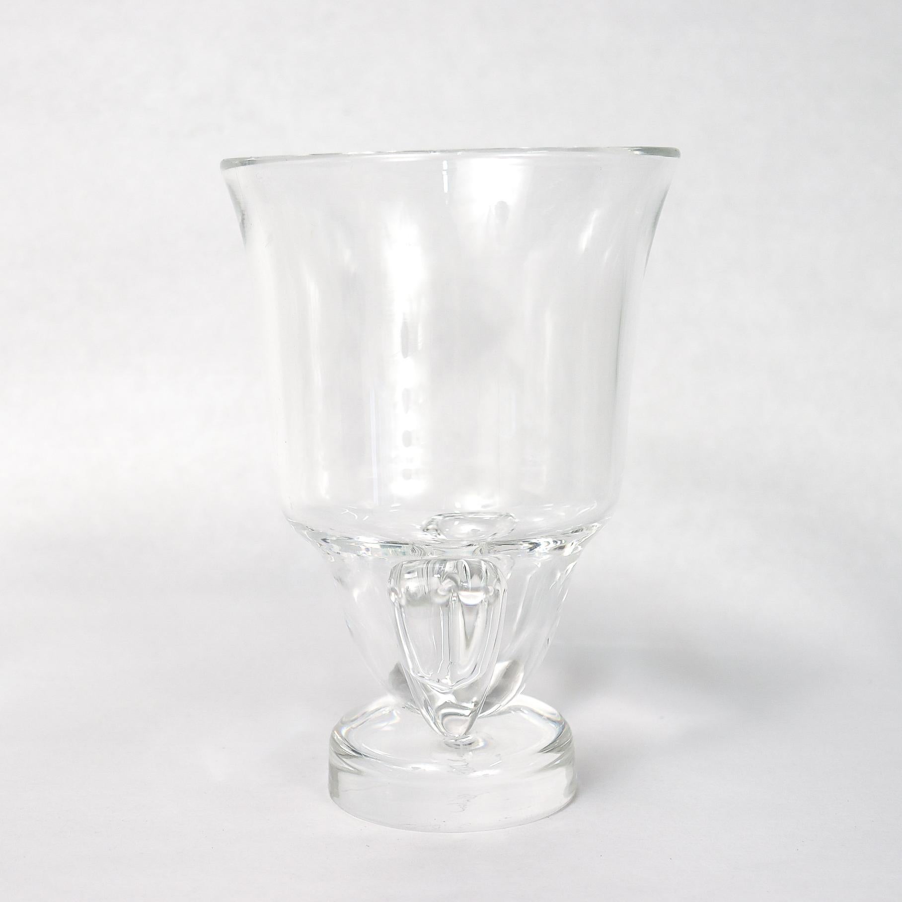Jarrón moderno de mediados de siglo de Steuben Glass con base de volutas siglo XX en venta