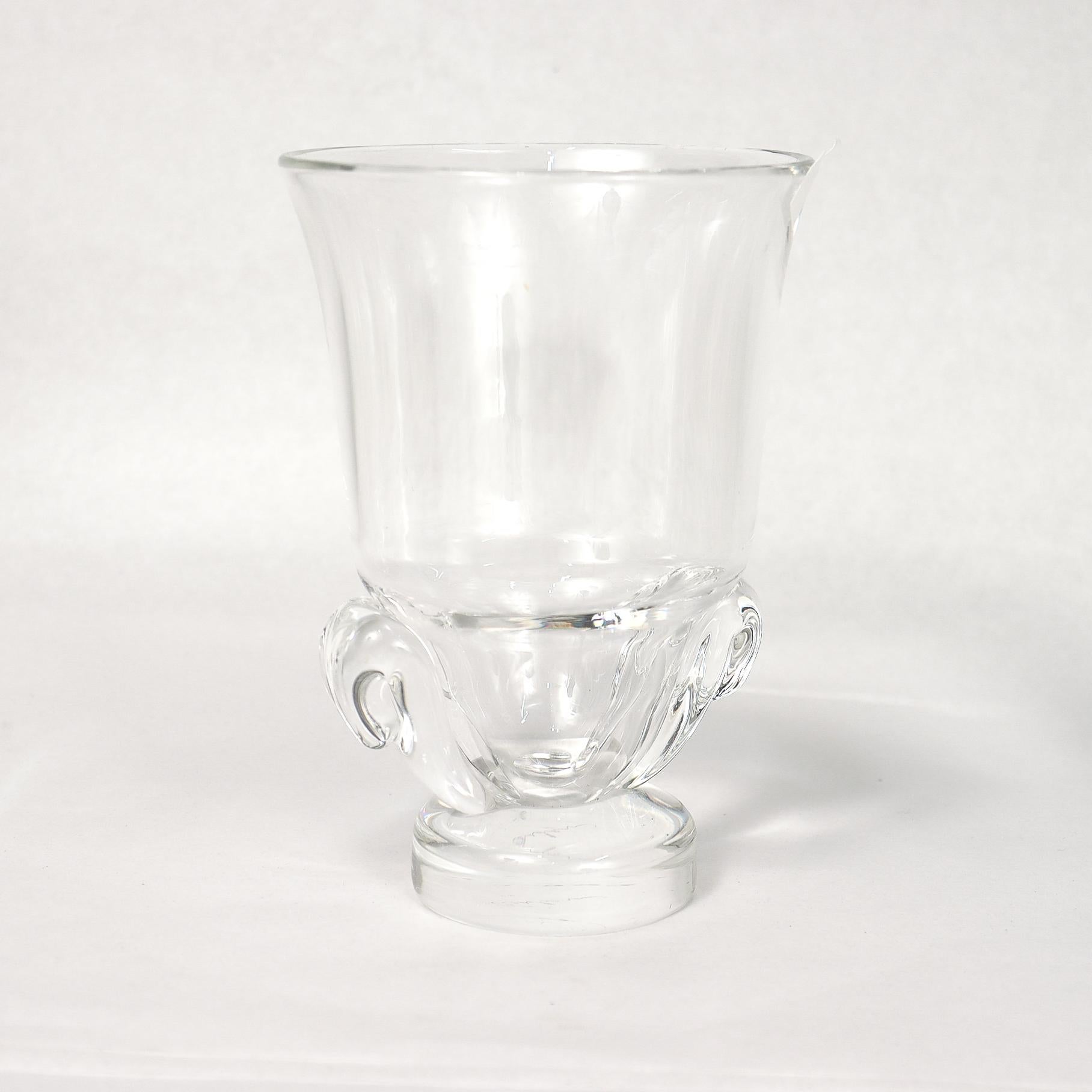 Jarrón moderno de mediados de siglo de Steuben Glass con base de volutas Vidrio en venta