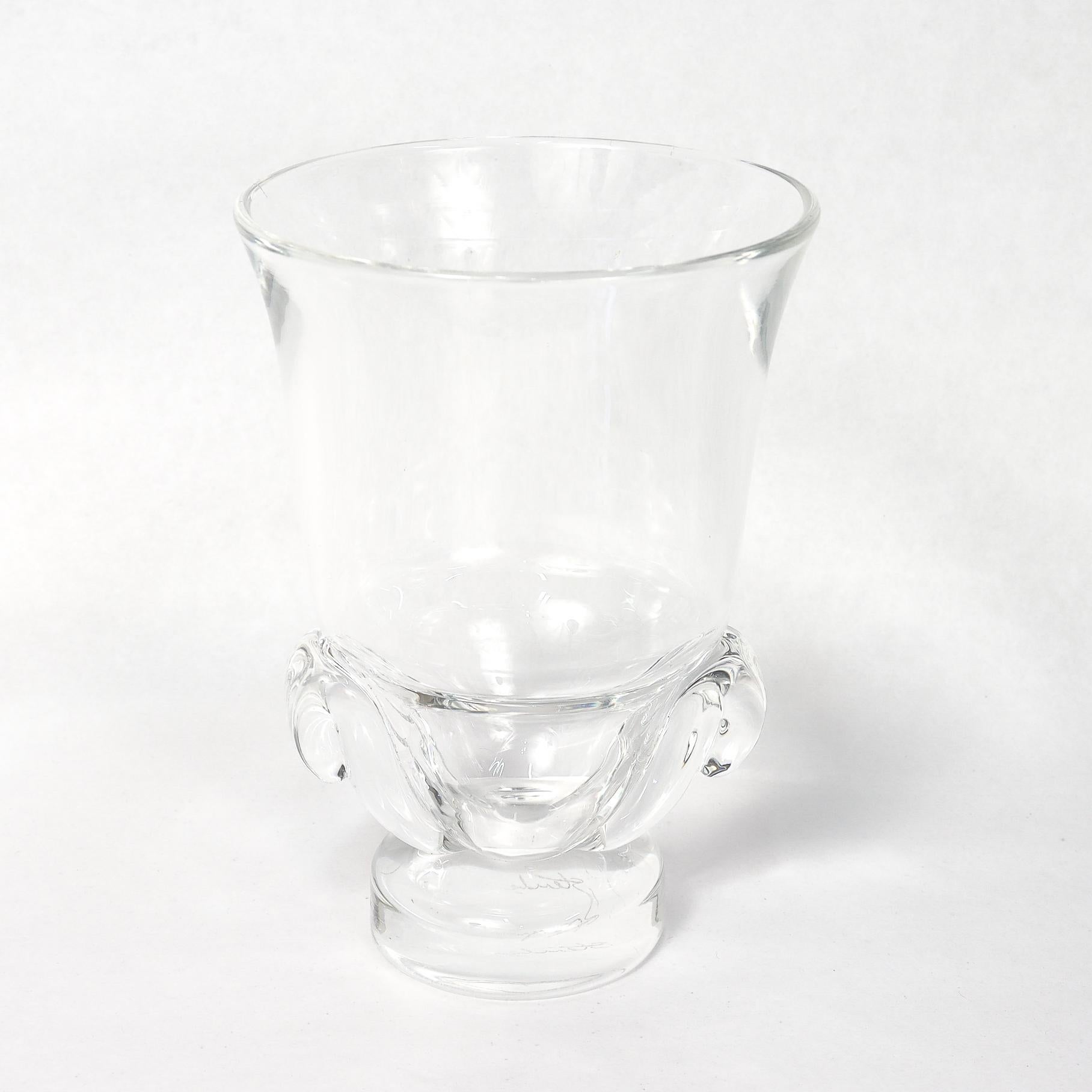 Jarrón moderno de mediados de siglo de Steuben Glass con base de volutas en venta 1