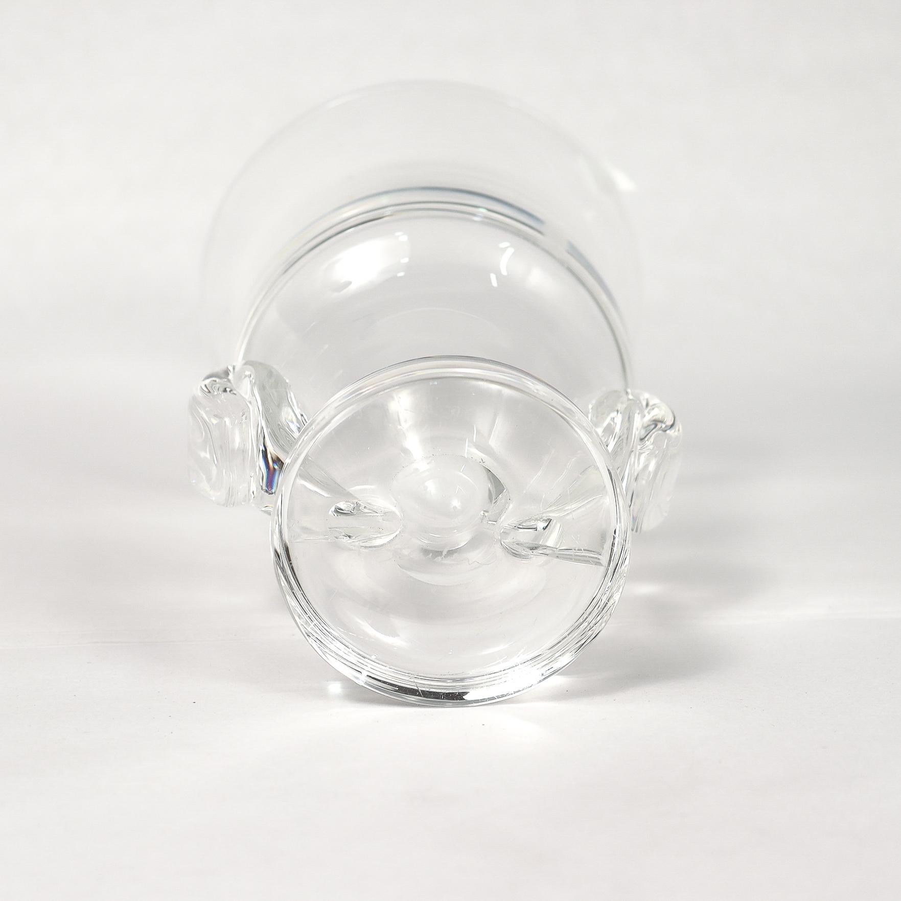 Jarrón moderno de mediados de siglo de Steuben Glass con base de volutas en venta 2