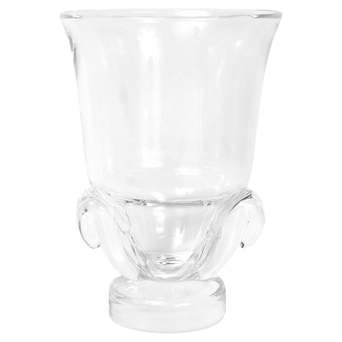 Jarrón moderno de mediados de siglo de Steuben Glass con base de volutas en venta