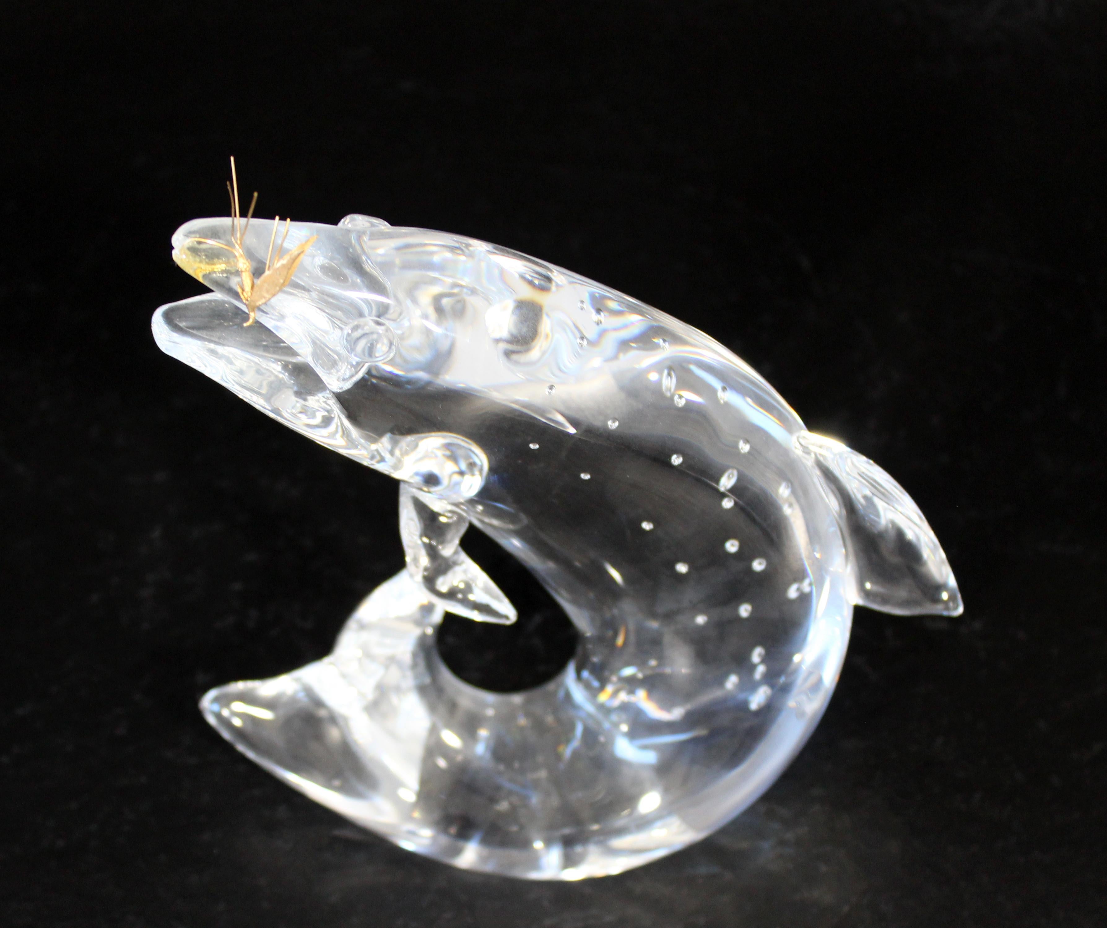 For your consideration is a stupendous, Steuben signed, crystal trout statue, with an 18-karat fly in its mouth, designed by J. Houston. In excellent condition. The dimensions are 6