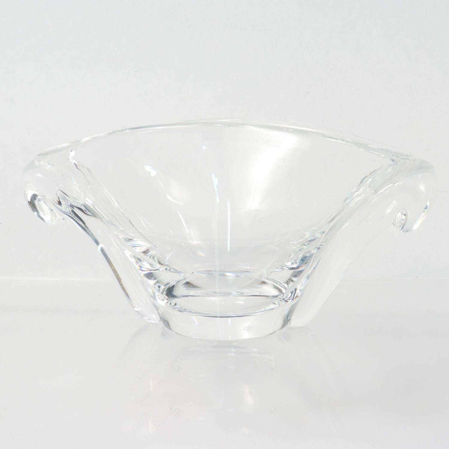 Una raffinata ciotola americana in vetro artistico.

Di Steuben Glass.

Progettato da George Thompson nel 1949. 

Probabilmente risale agli anni '70. 

Di forma ovale con due 