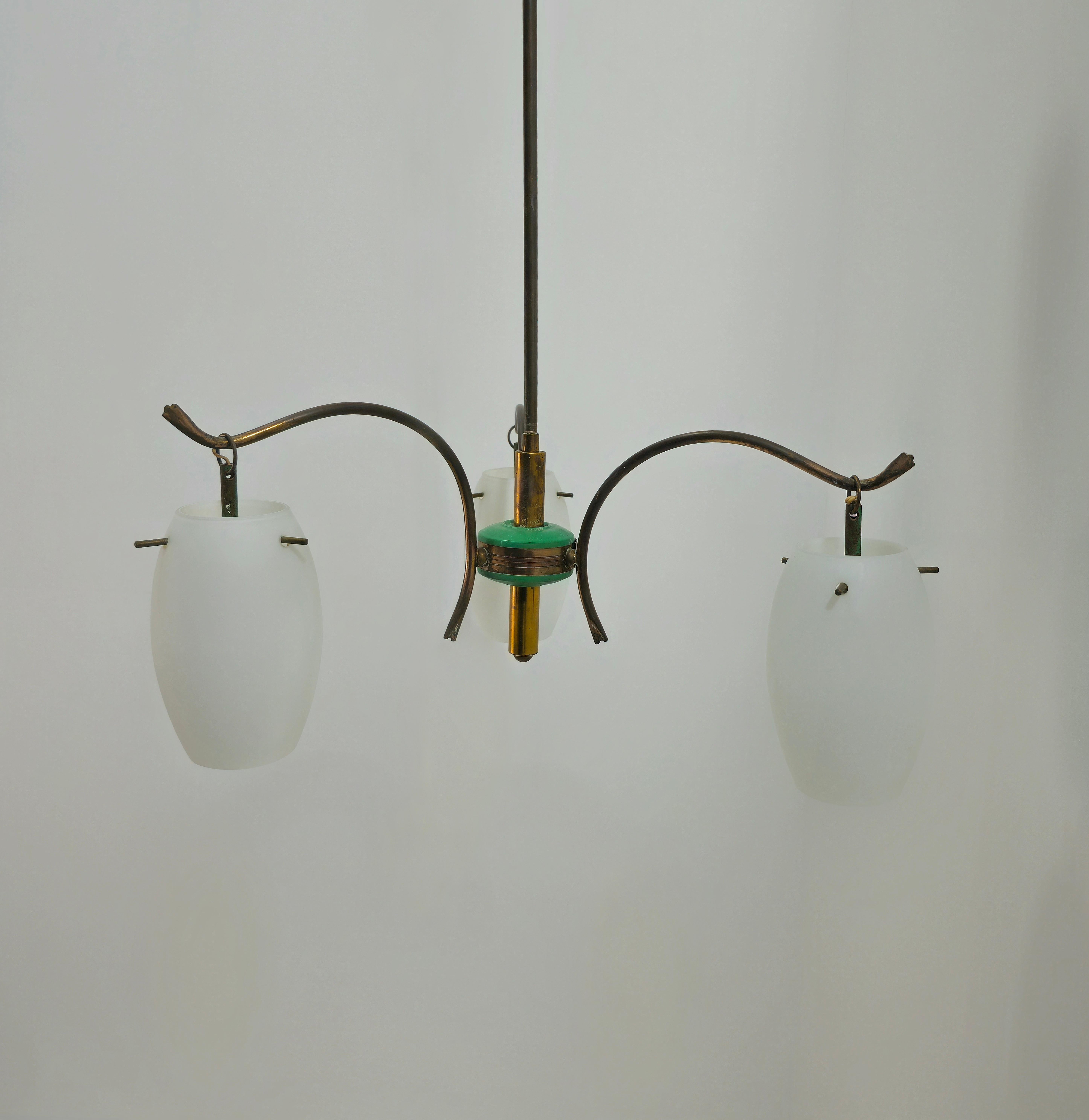 Mid-Century Modern Stilnovo Attr. Kronleuchter aus Glas und Messing, Italien 1960 im Angebot 4