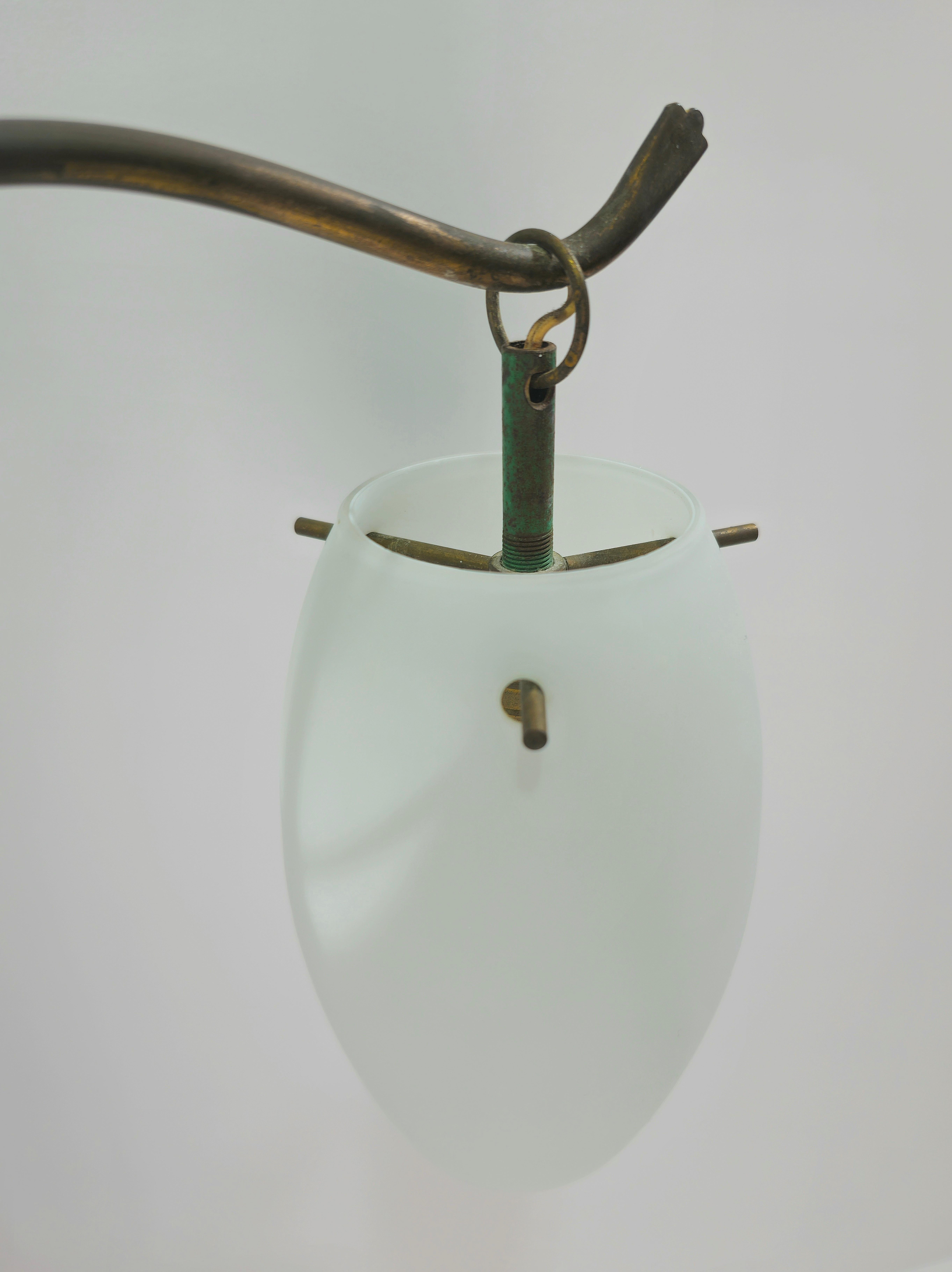 Mid-Century Modern Stilnovo Attr. Kronleuchter aus Glas und Messing, Italien 1960 (Italienisch) im Angebot