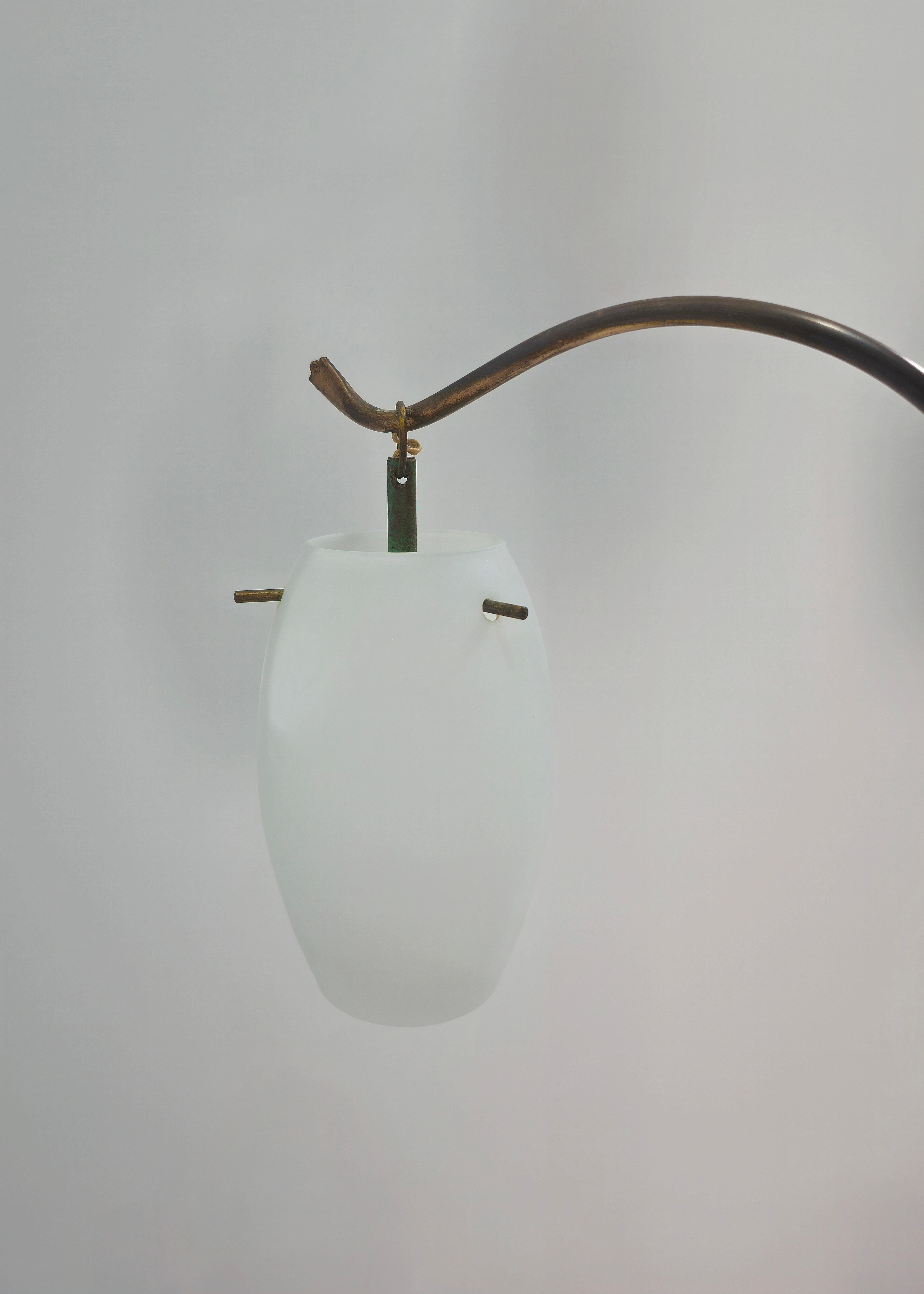 Mid-Century Modern Stilnovo Attr. Kronleuchter aus Glas und Messing, Italien 1960 im Zustand „Gut“ im Angebot in Palermo, IT