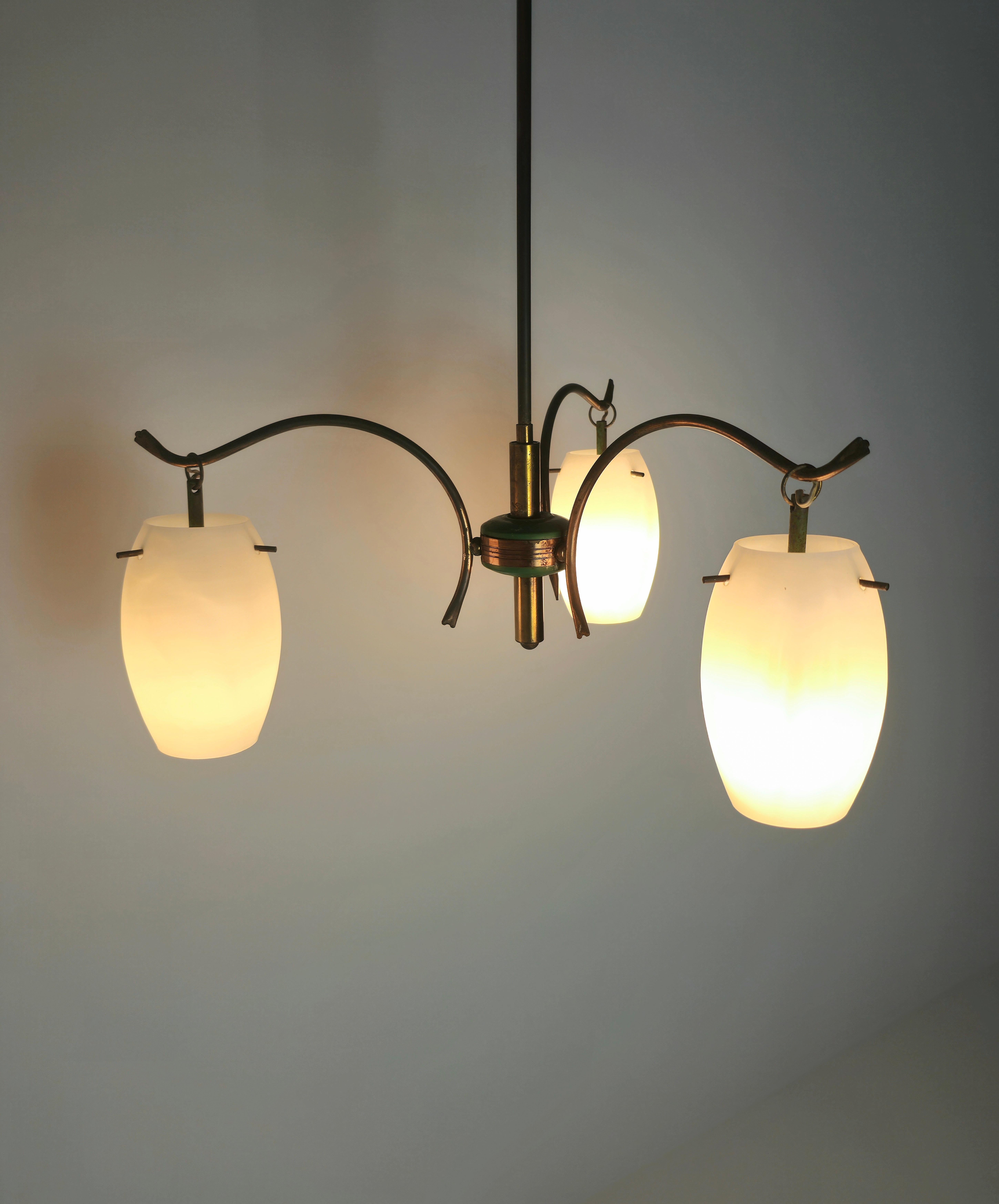 Mid-Century Modern Stilnovo Attr. Kronleuchter aus Glas und Messing, Italien 1960 im Angebot 1