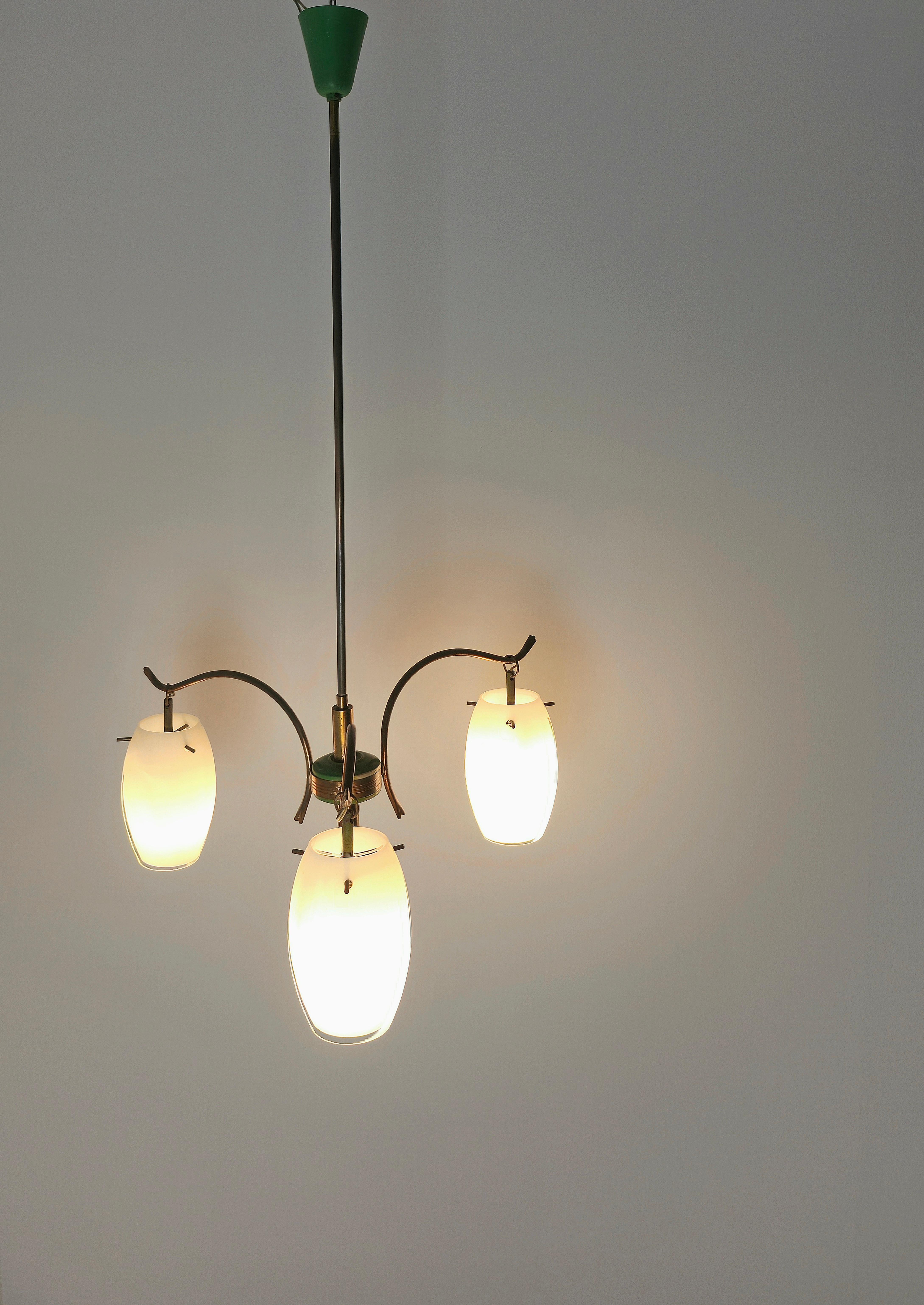 Mid-Century Modern Stilnovo Attr. Kronleuchter aus Glas und Messing, Italien 1960 im Angebot 3